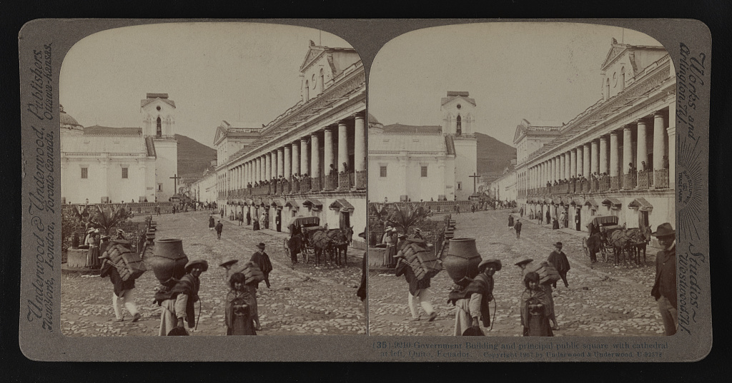 Fotografía de la plaza principal y el edificio de gobierno de Quito, hacia 1907