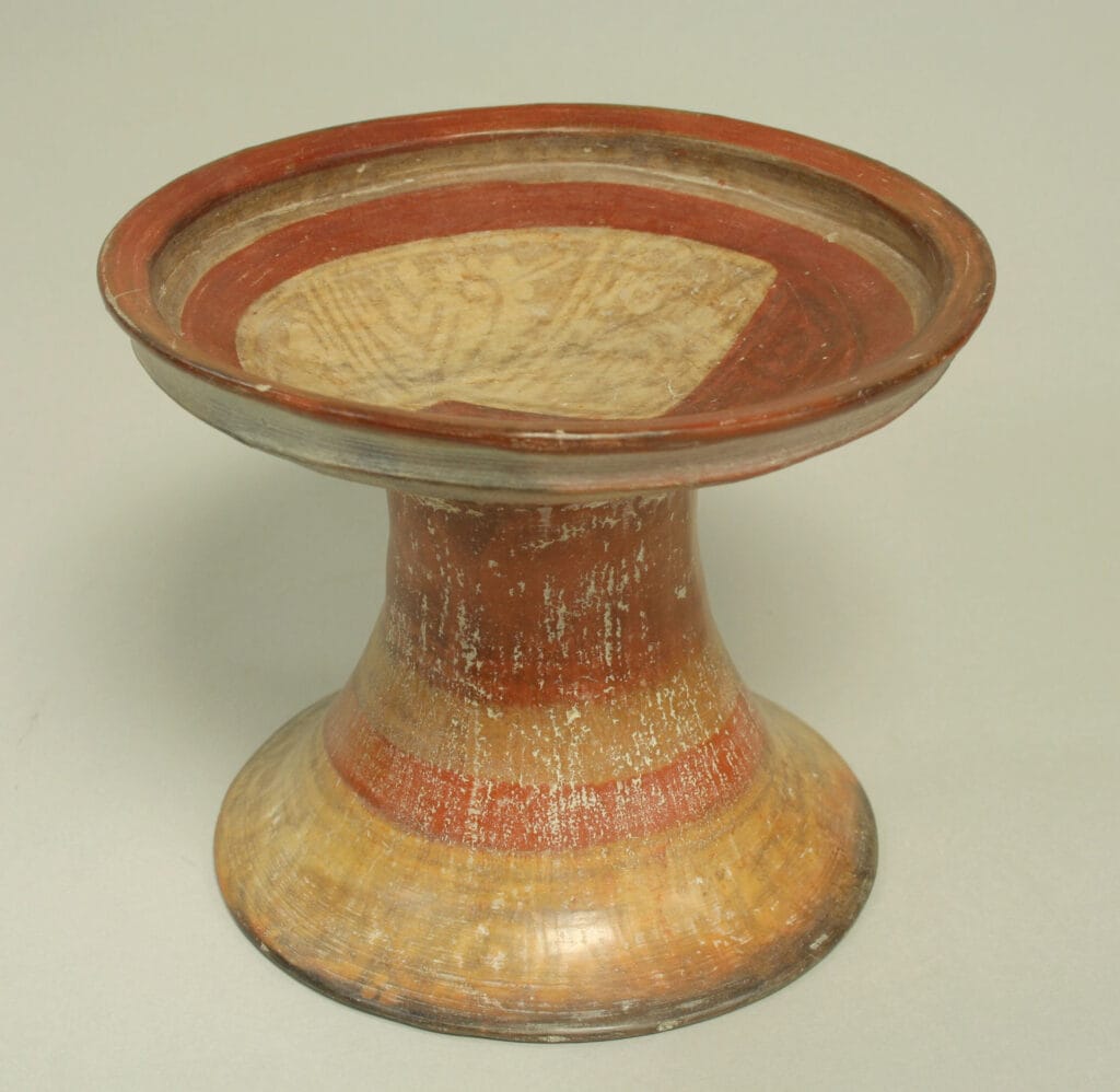 Cuenco cerámico pintado con pedestal de la cultura Chorrera, Ecuador (siglos X–III a. C.)