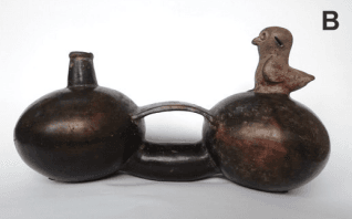 Botella ornitomorfa de doble cuerpo con silbato, clasificada como Chorrera-Bahía, con asa puente y mecanismo acústico alojado en la cabeza del ave.