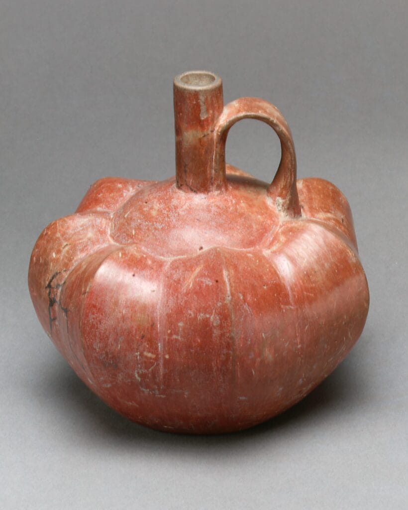 Botella de cerámica de la cultura Chorrera con vertedera y cuerpo en forma de calabaza, Ecuador (siglos XII–IV a. C.)