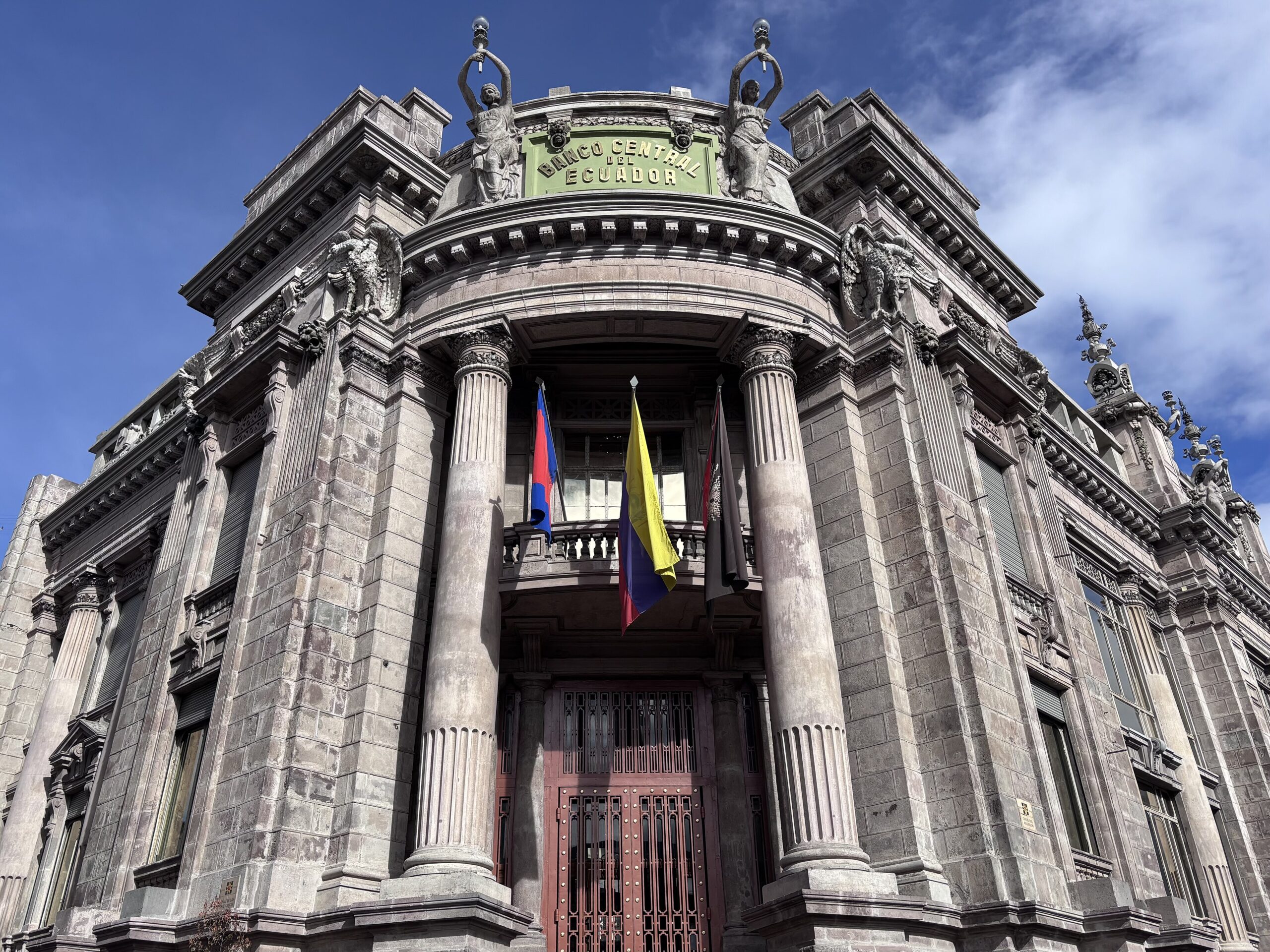 Fachada del antiguo edificio del Banco Central del Ecuador, en Quito