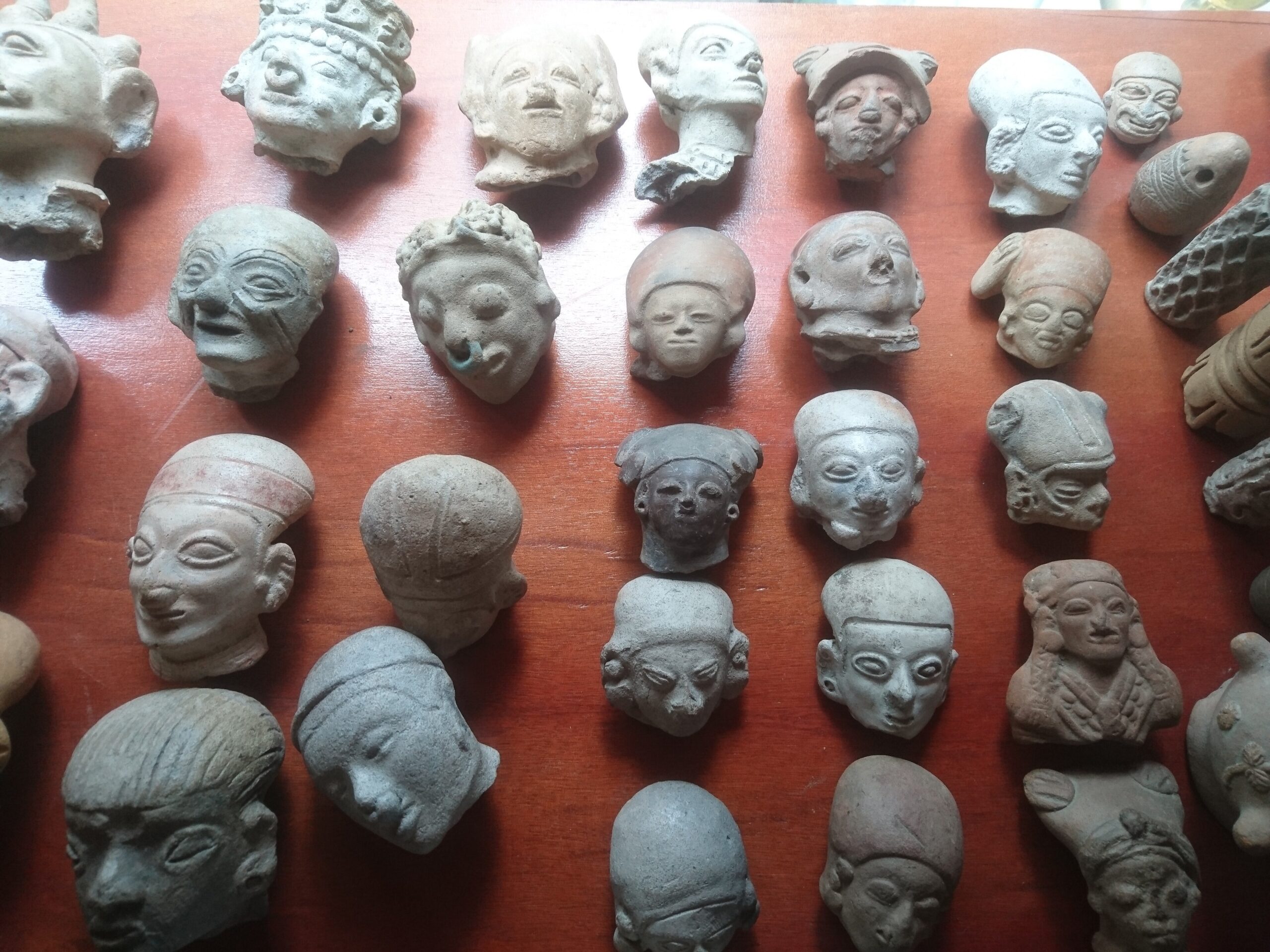 Conjunto de cabezas de cerámica de la cultura Tumaco-La Tolita con rasgos y tocados diversos