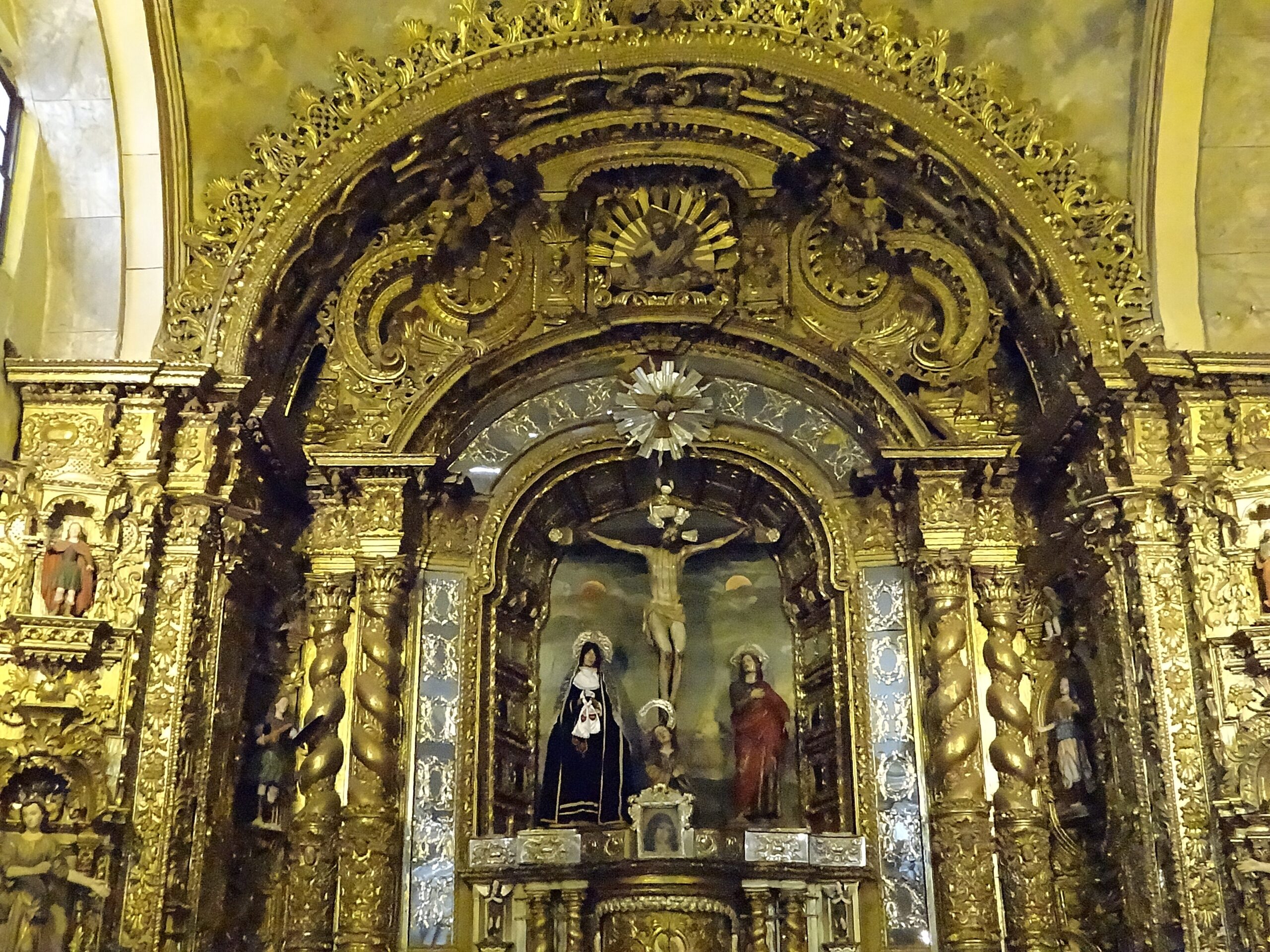 Interior de la capilla de Cantuña en el conjunto de San Francisco de Quito, con retablos tallados y dorados