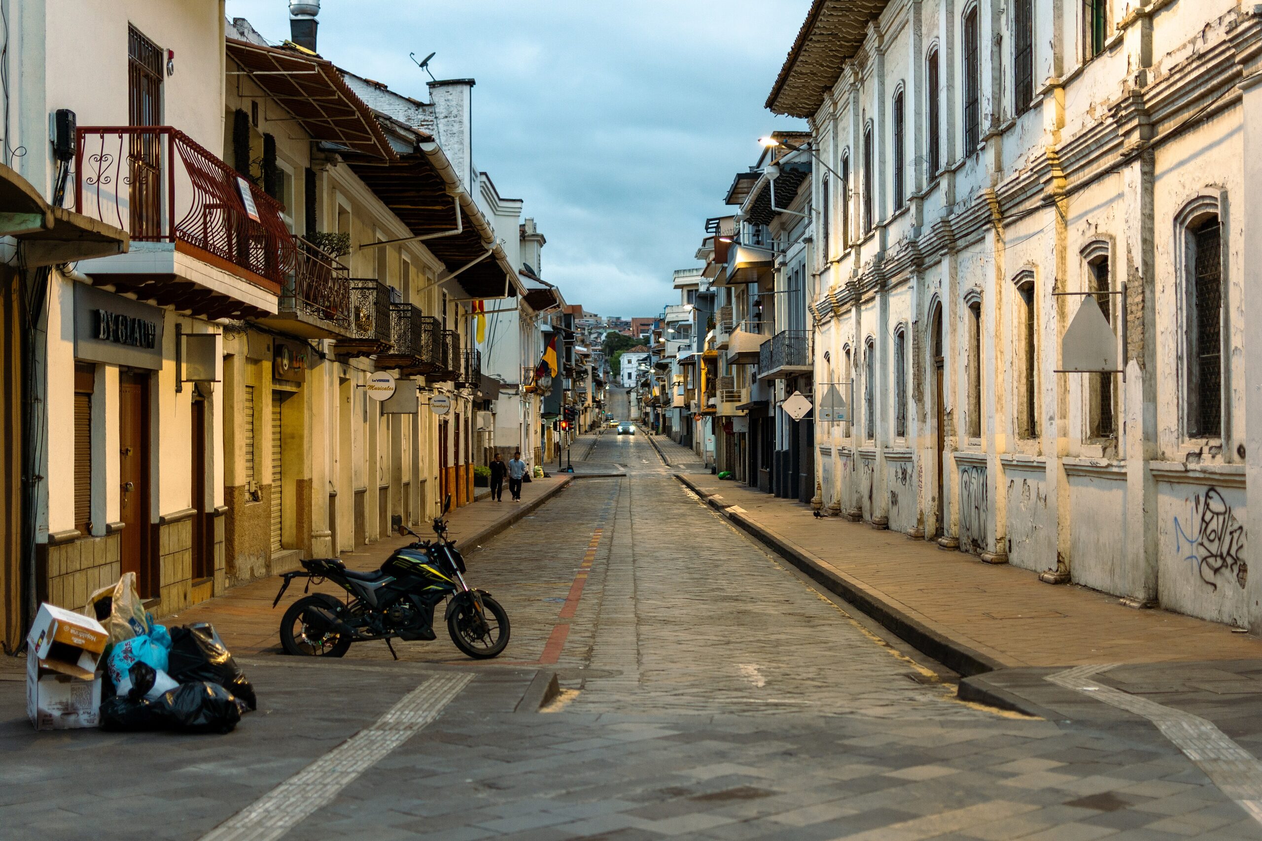 Calle empedrada del centro histórico de Cuenca al amanecer, sector que conserva la traza urbana de la época colonial