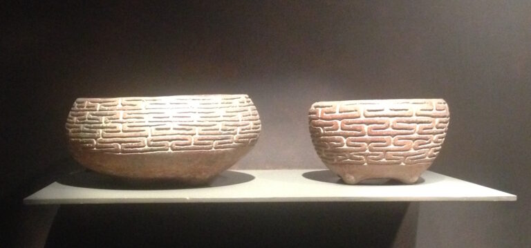 Cuencos de cerámica valdiviana decorados con un diseño de laberinto, Museo Casa del Alabado