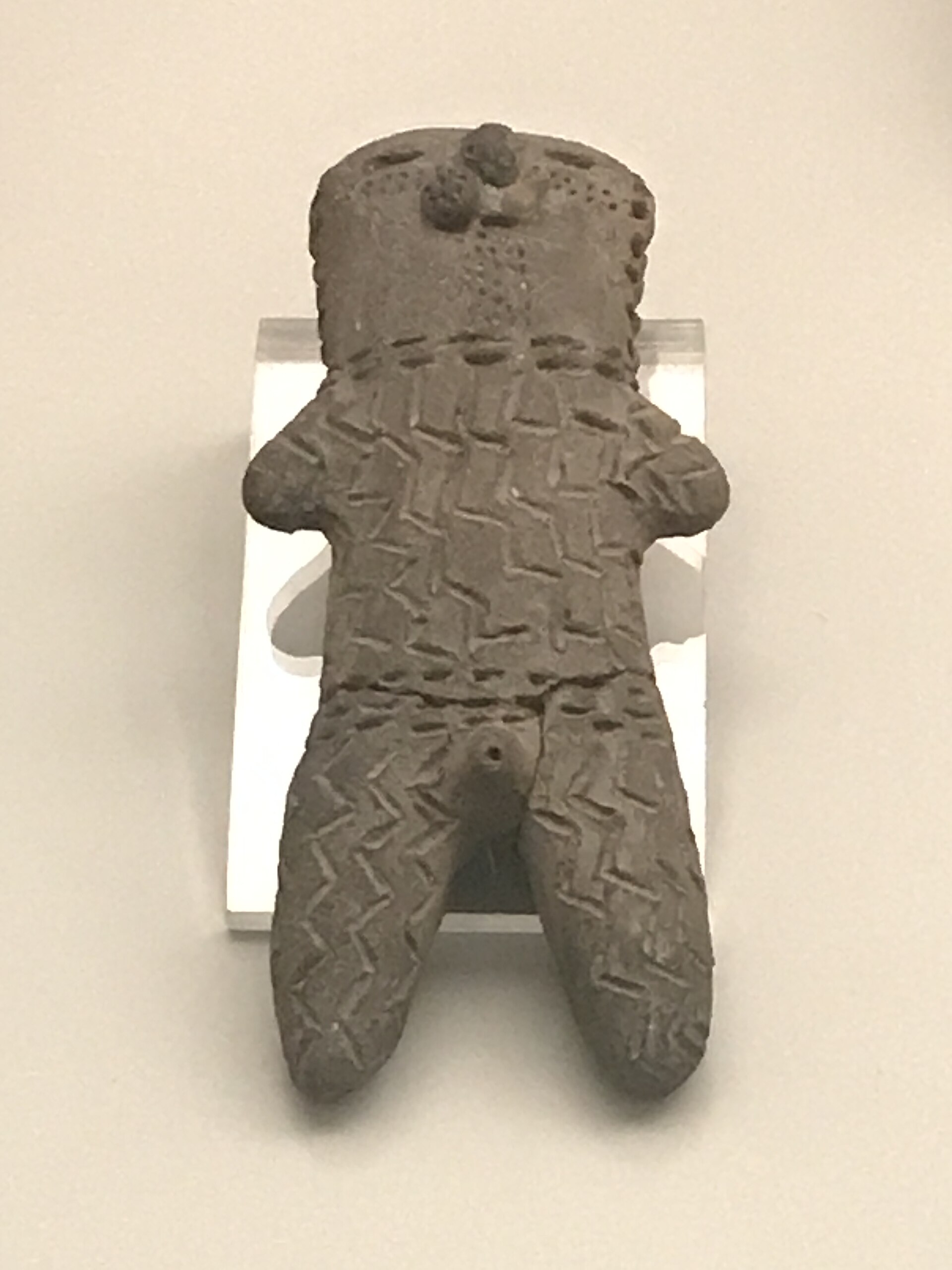 Figura antropomorfa de cerámica de la cultura Guangala conservada en el Museo de América de Madrid
