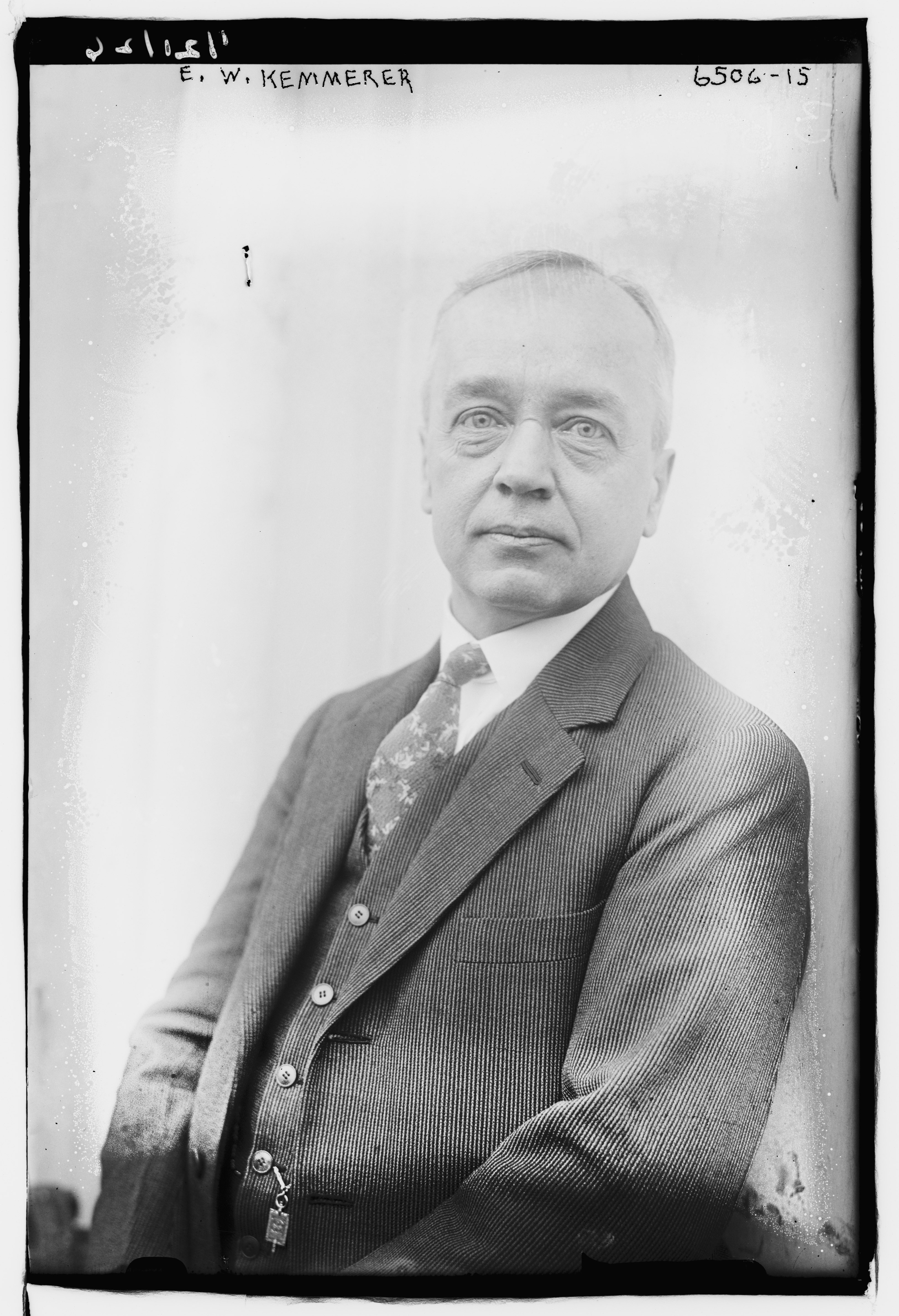 Retrato del economista estadounidense Edwin Walter Kemmerer, cuya misión asesoró las reformas monetarias julianas