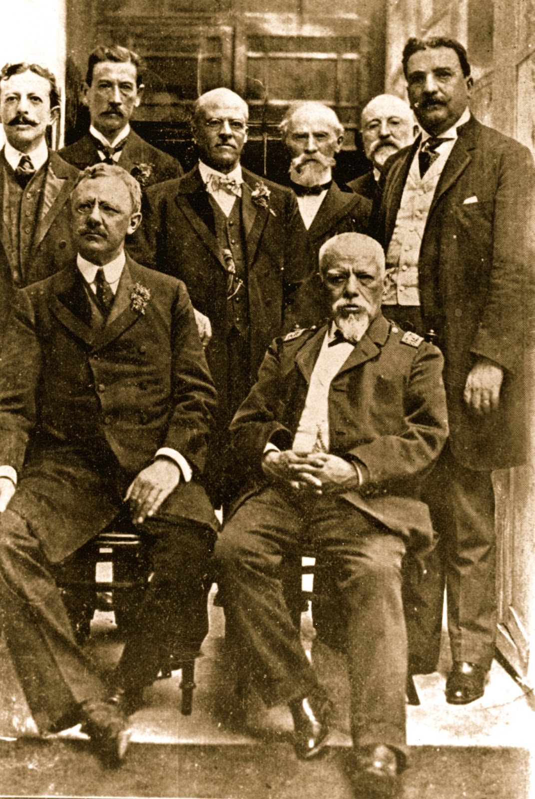 Fotografía de Eloy Alfaro junto a Archer Harman, contratista del ferrocarril Guayaquil-Quito