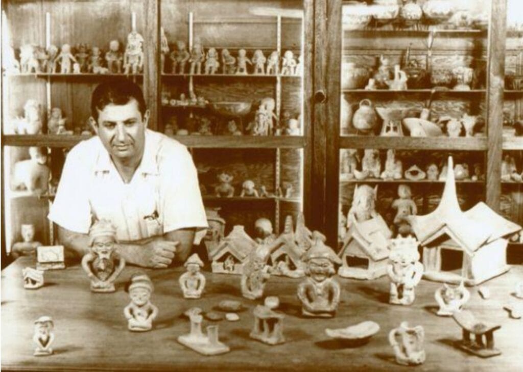 Emilio Estrada en el Museo Víctor Emilio Estrada, rodeado de piezas cerámicas de la cultura Chorrera