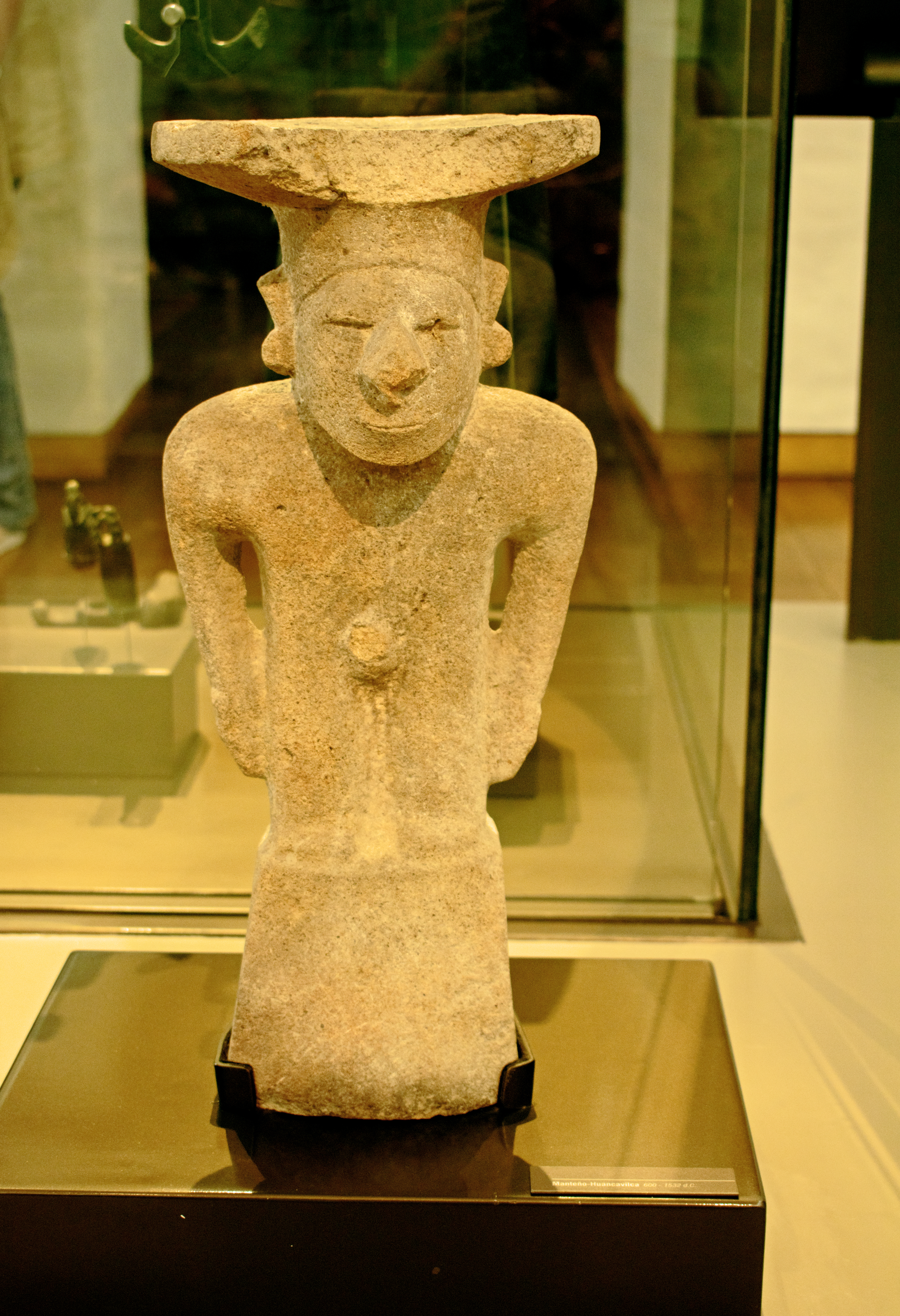 Estatua de la cultura manteño-huancavilca conservada en el Museo Casa del Alabado de Quito