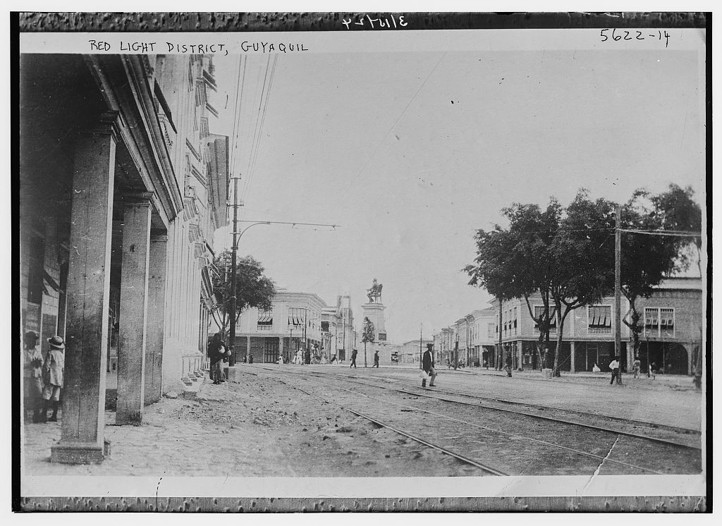 Estatua de José Joaquín de Olmedo en una calle de Guayaquil, fotografía de principios del siglo XX de la Colección Bain