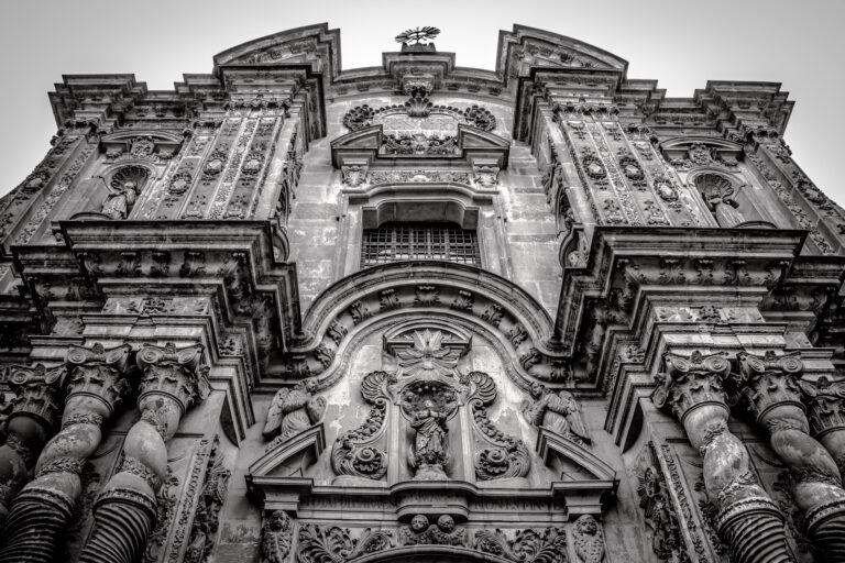 Fachada de piedra labrada de la iglesia de La Compañía de Jesús de Quito
