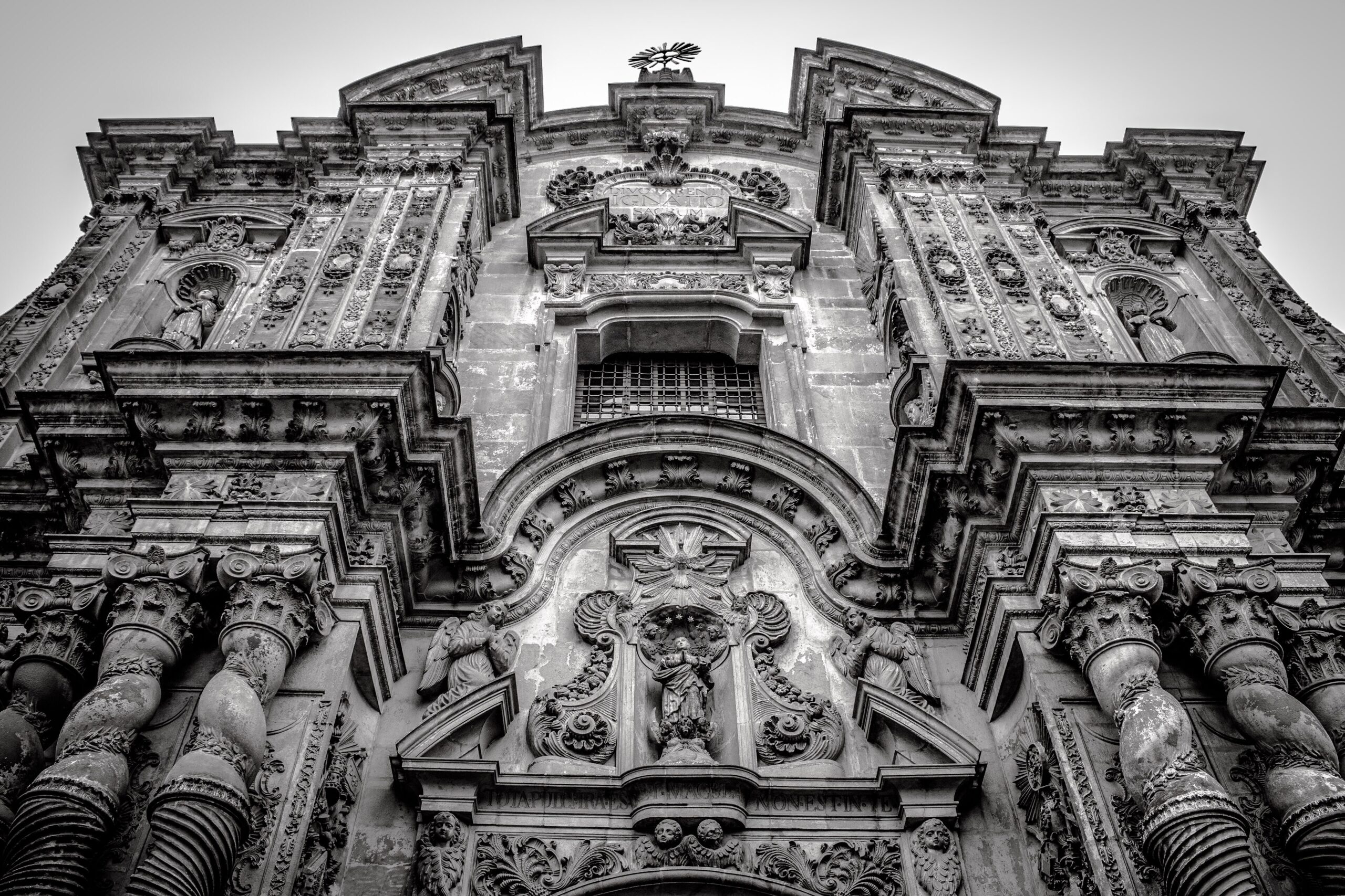 Fachada de piedra labrada de la iglesia de La Compañía de Jesús de Quito