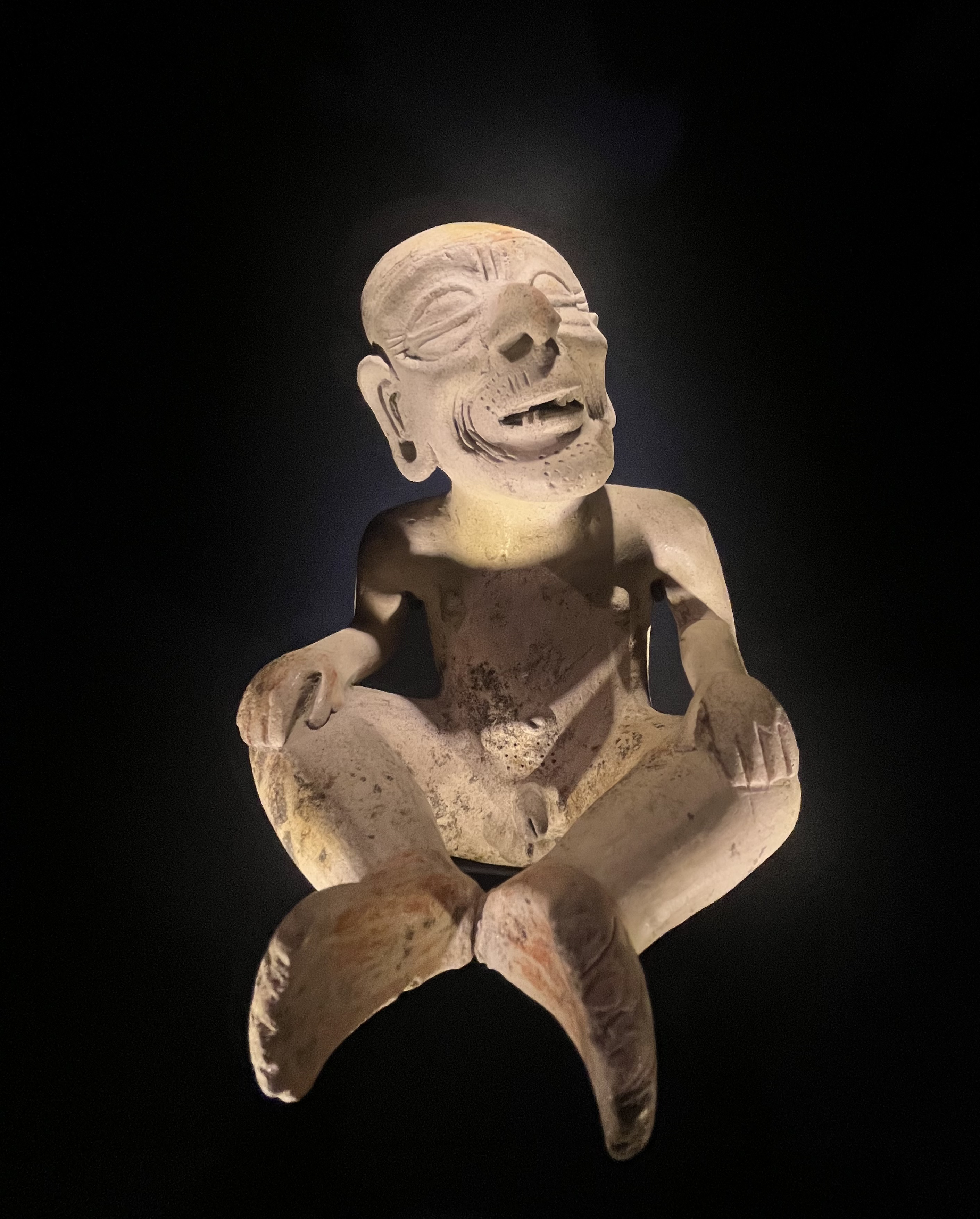 Figura humana de cerámica de la cultura Tumaco-La Tolita