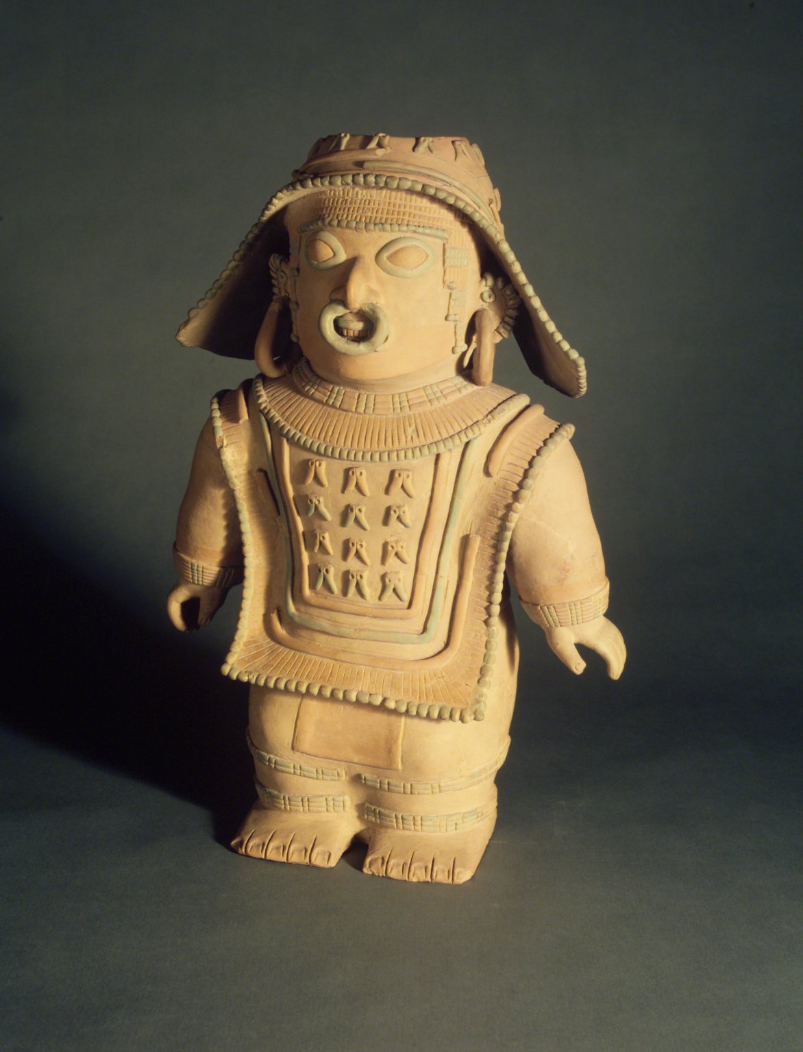 Figurina de cerámica de la cultura Jama-Coaque, de pie, con tocado elaborado y ornamentos corporales