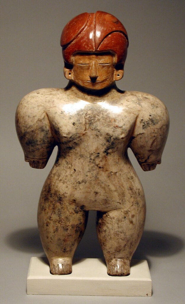 Figura humana de pie modelada en cerámica, atribuida a la cultura Chorrera.