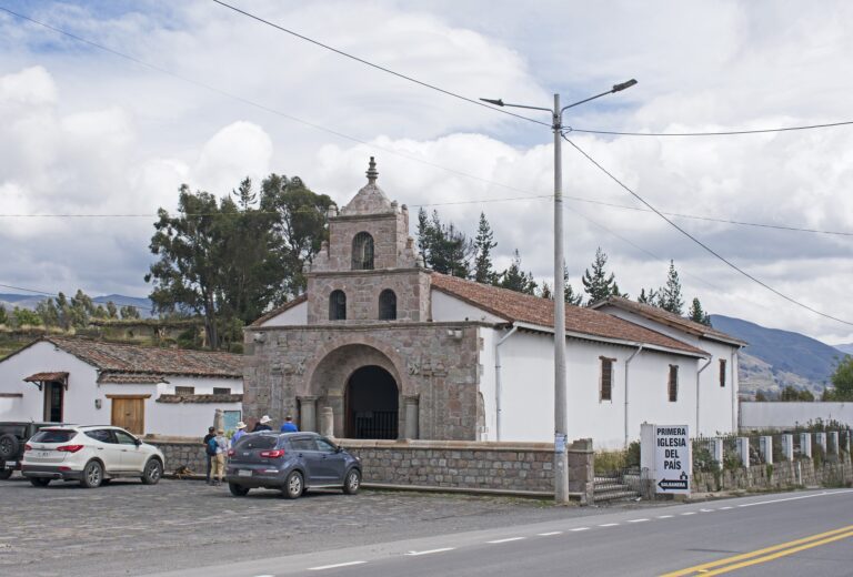 Fachada de la iglesia de Balbanera, en Colta, en la zona de la antigua Riobamba, dañada por el terremoto de 1797