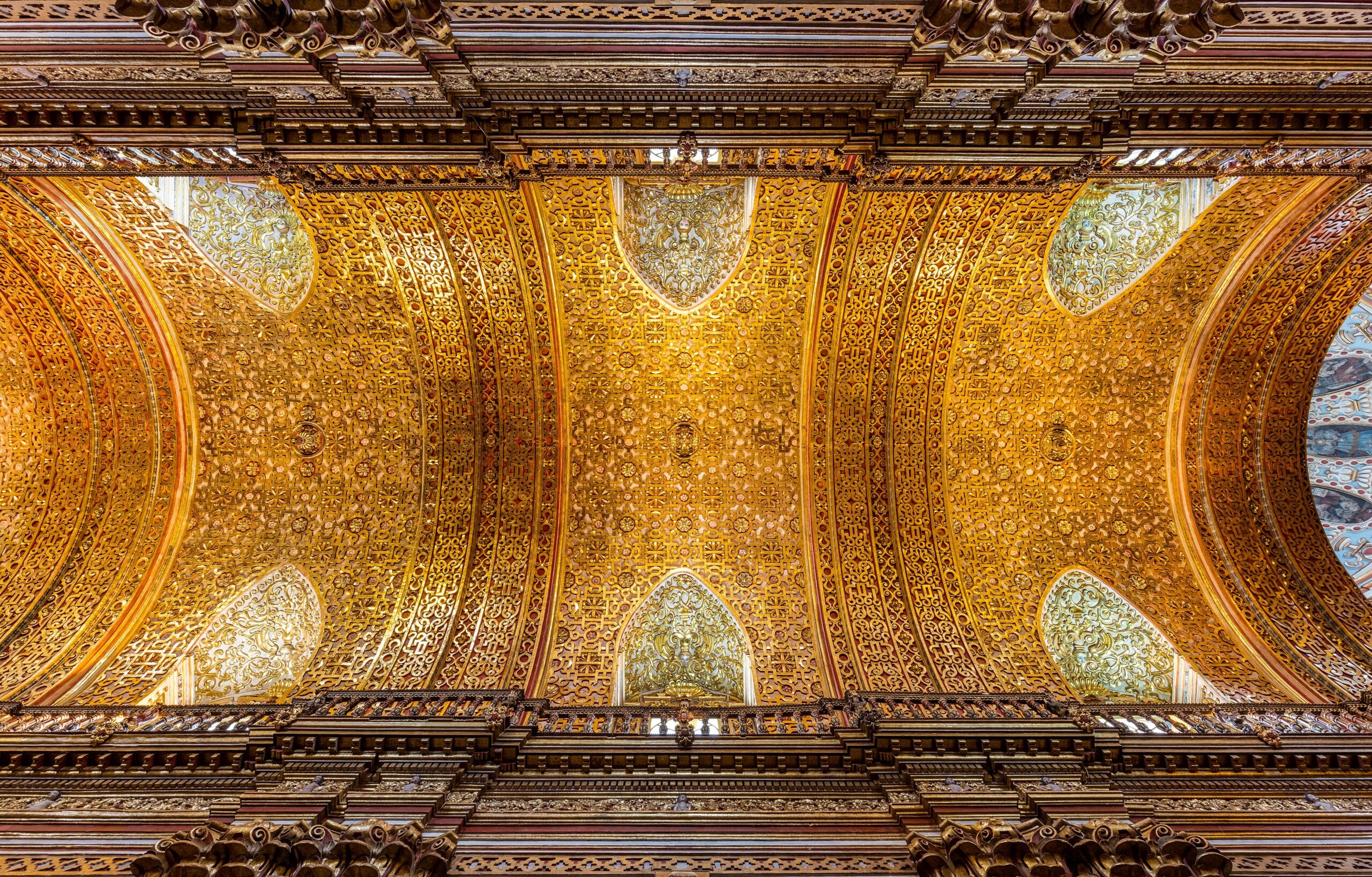 Nave dorada de la iglesia de La Compañía de Jesús de Quito, con bóvedas y retablos cubiertos de pan de oro