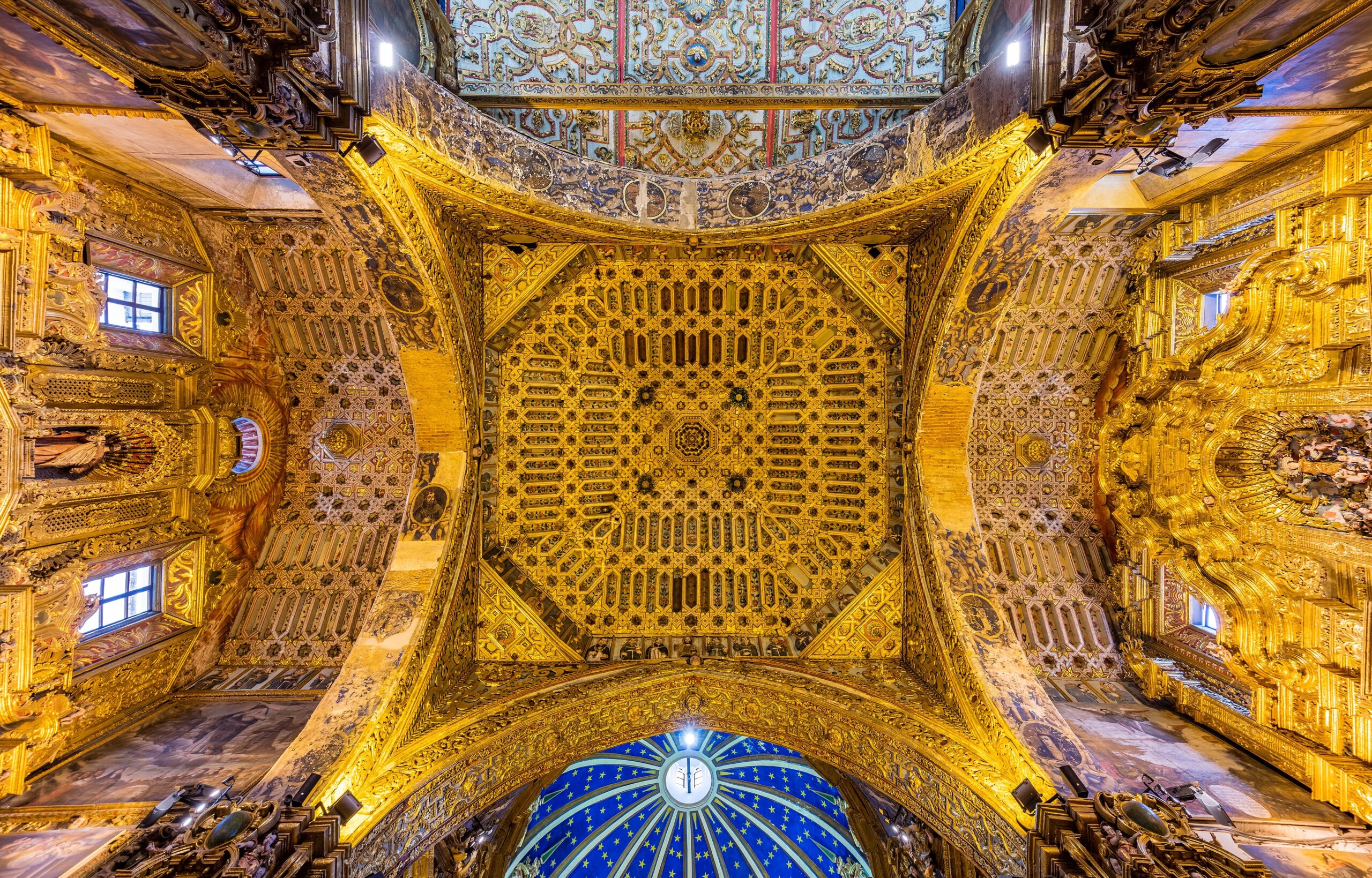 Interior barroco de la iglesia de San Francisco de Quito, con retablos dorados y artesonado, ejemplo del arte de la Escuela Quiteña