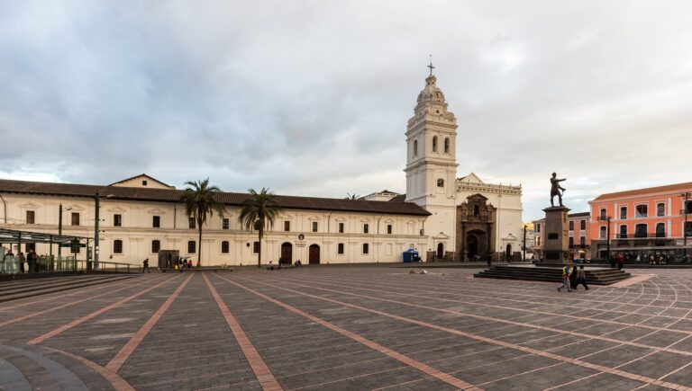 Fachada de la iglesia de Santo Domingo en Quito, ocupada pacíficamente el 28 de mayo de 1990 al inicio del levantamiento indígena