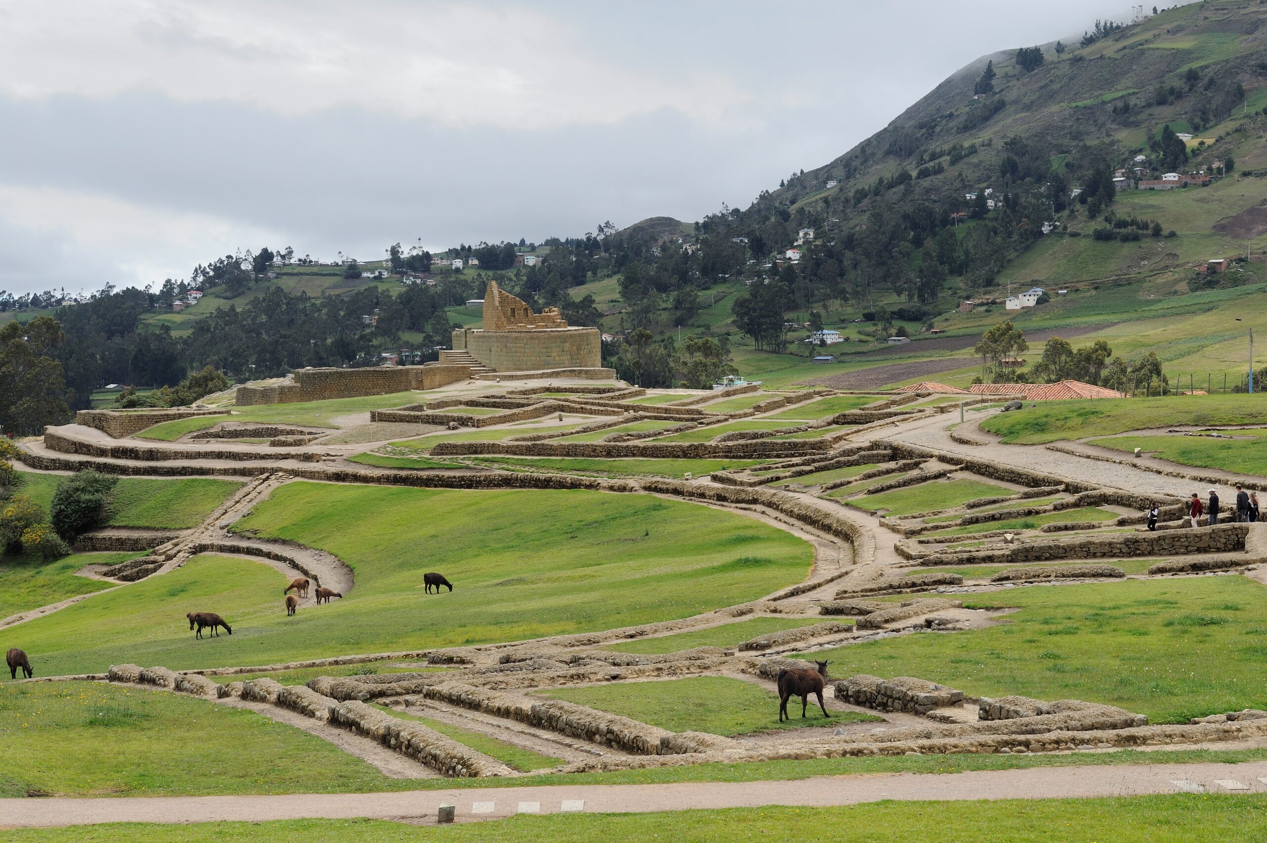 Vista general del complejo arqueológico de Ingapirca, en la provincia del Cañar, con sus muros de sillar inca