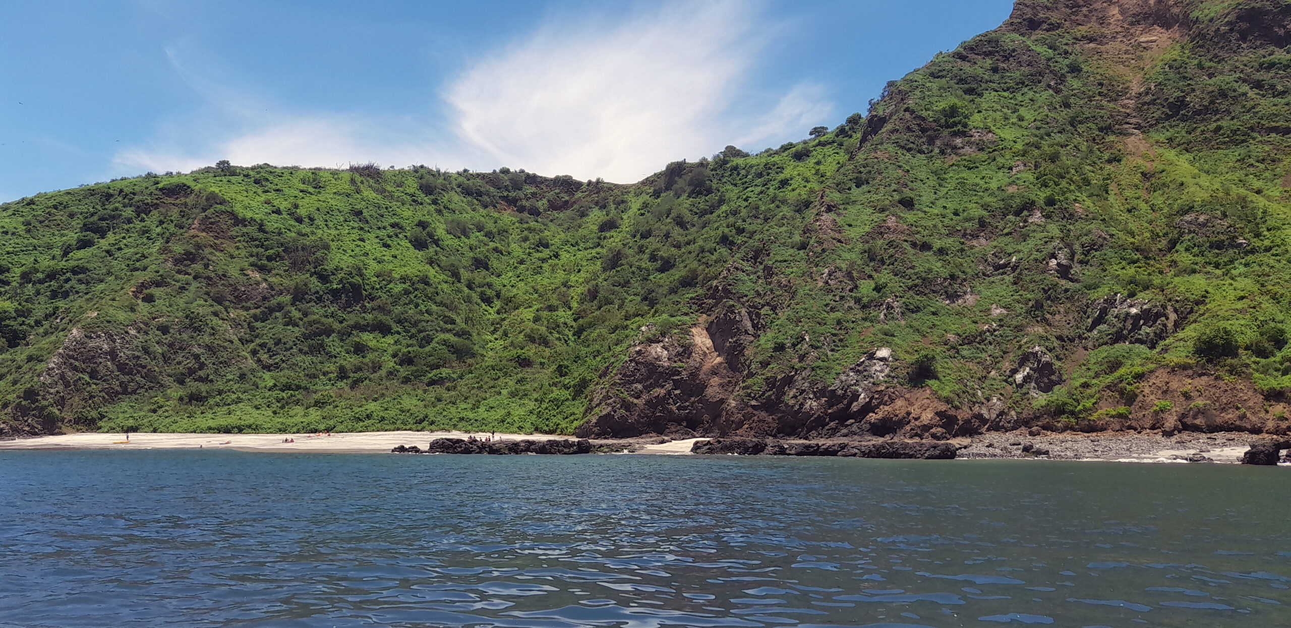 Vista de la isla de Salango frente a la costa sur de Manabí
