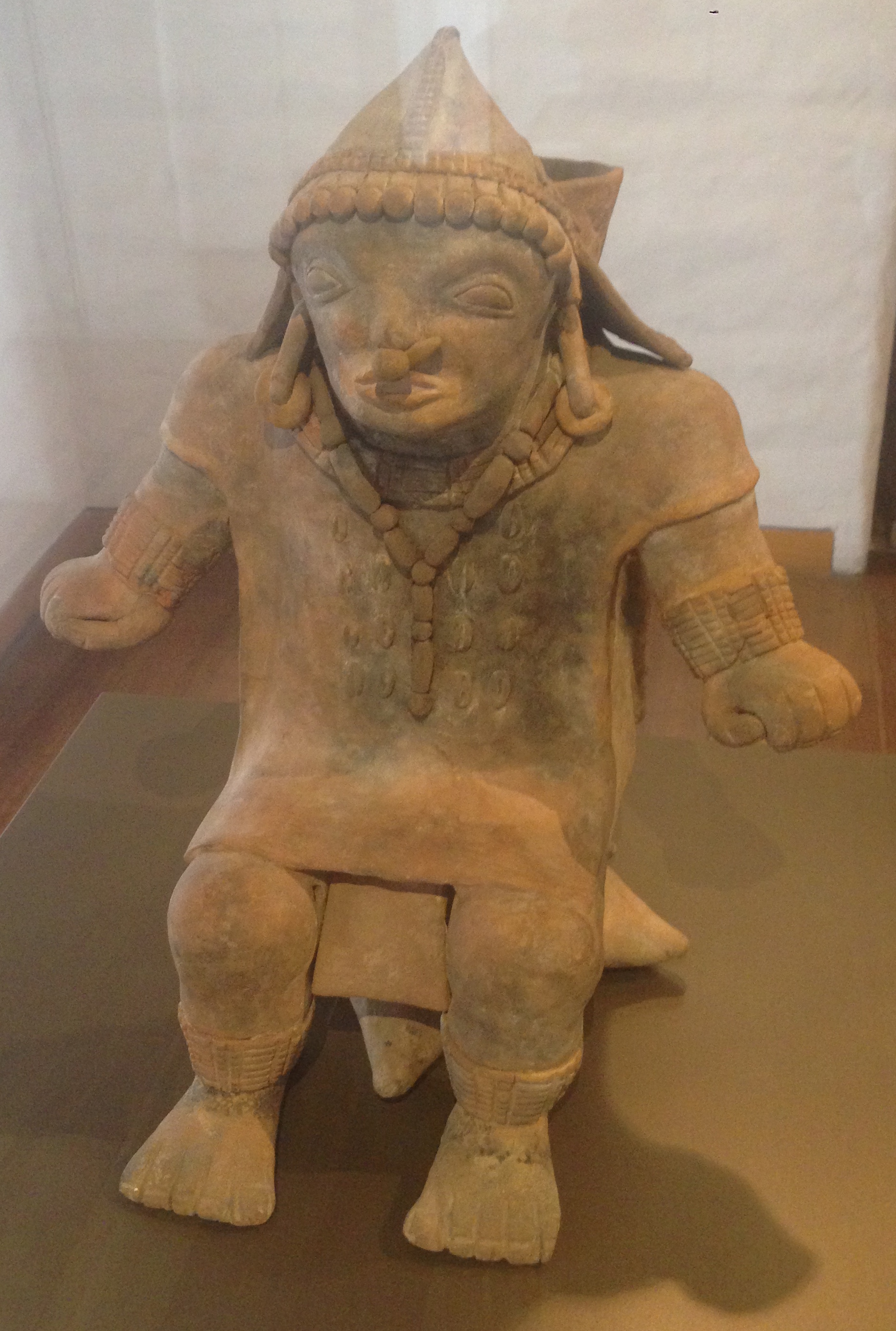 Estatuilla de cerámica Jama-Coaque que representa a un hombre sentado