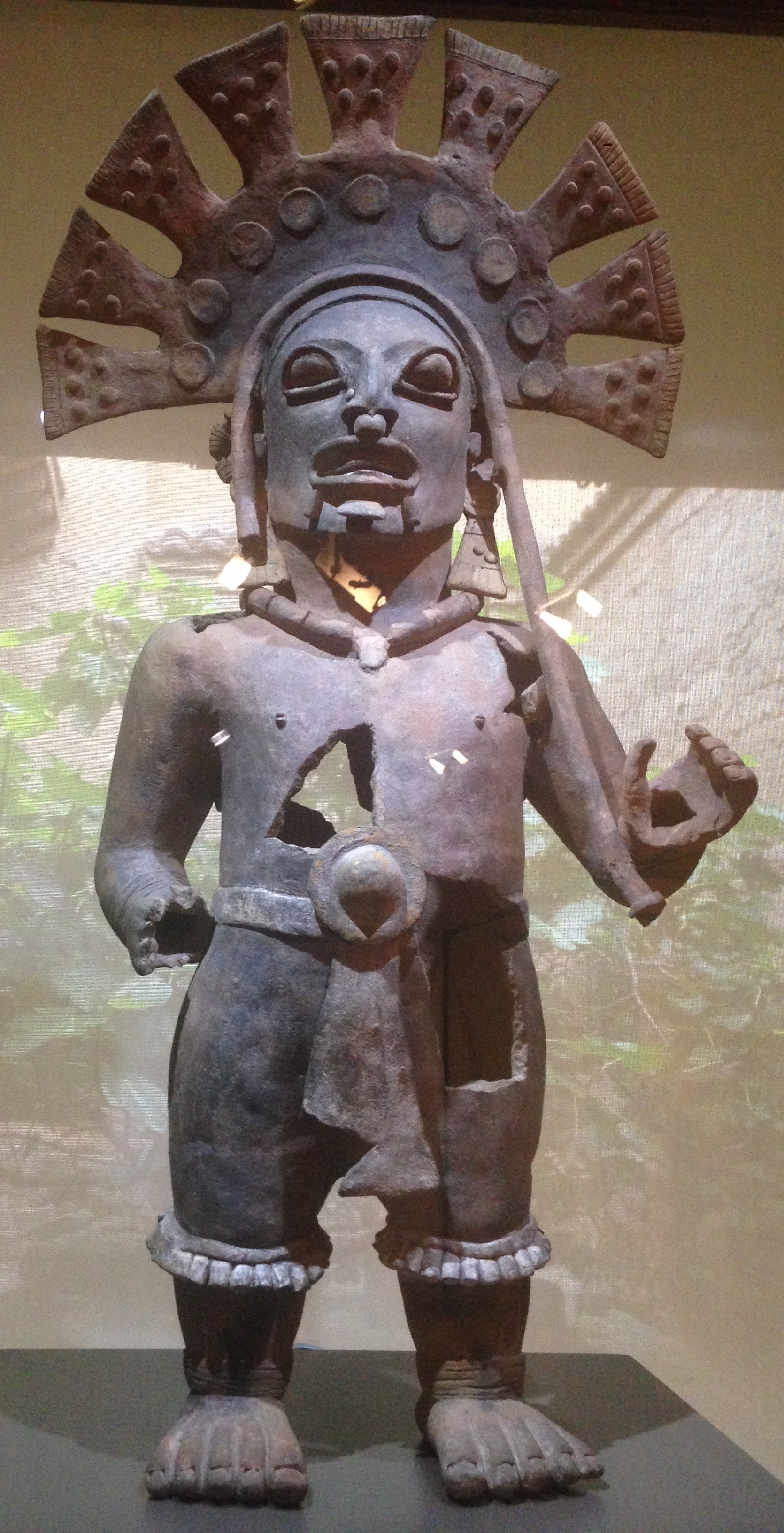 Estatuilla de cerámica Jama-Coaque que representa a un personaje principal con tocado y ornamentos elaborados