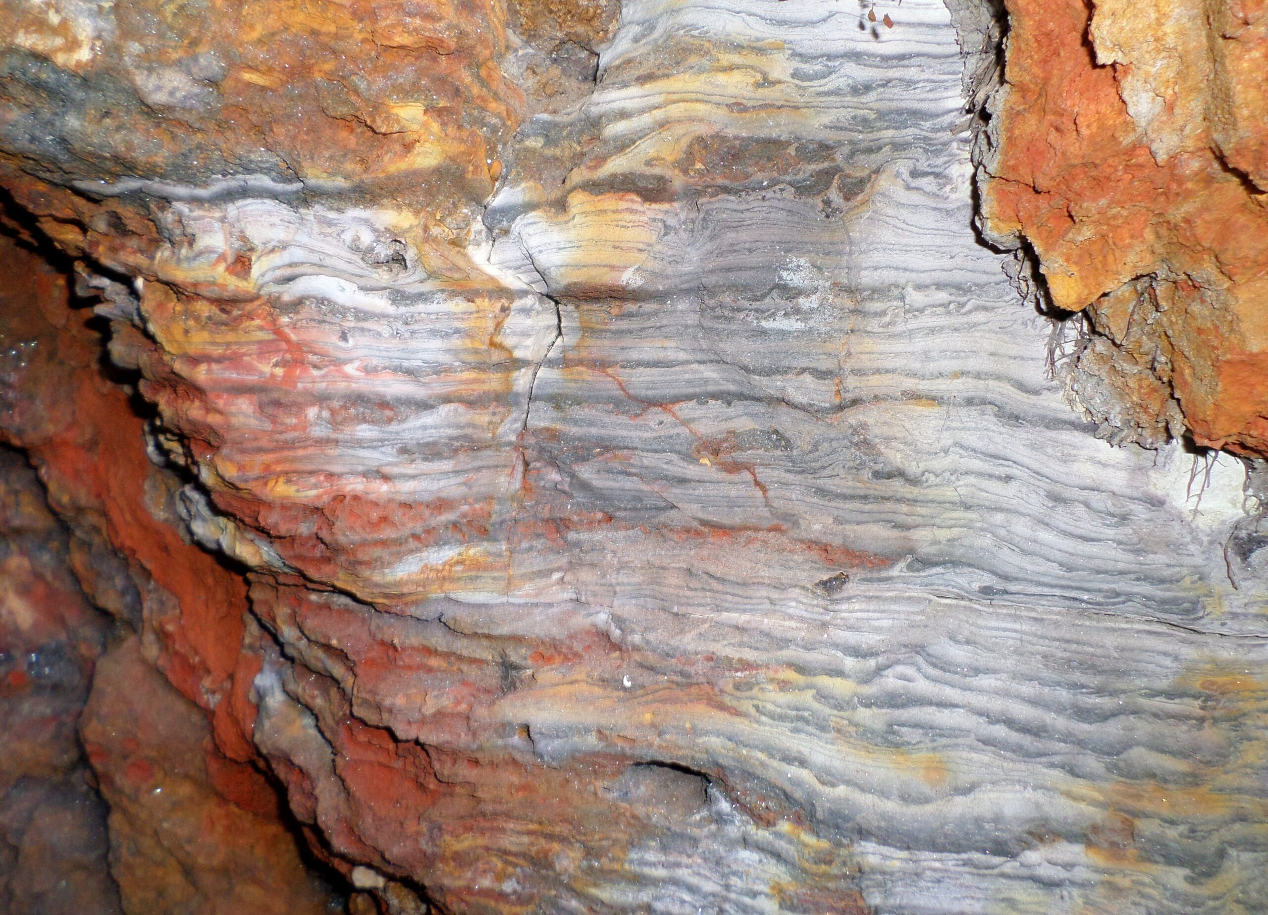 Detalle de las capas laminares de hematita especular, de unos pocos micrómetros de grosor