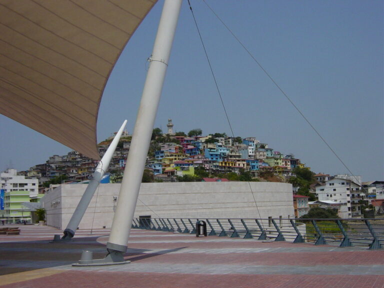 El barrio de Las Peñas, en el Cerro de Santa Ana, sitio del asentamiento definitivo de Santiago de Guayaquil a mediados del siglo XVI