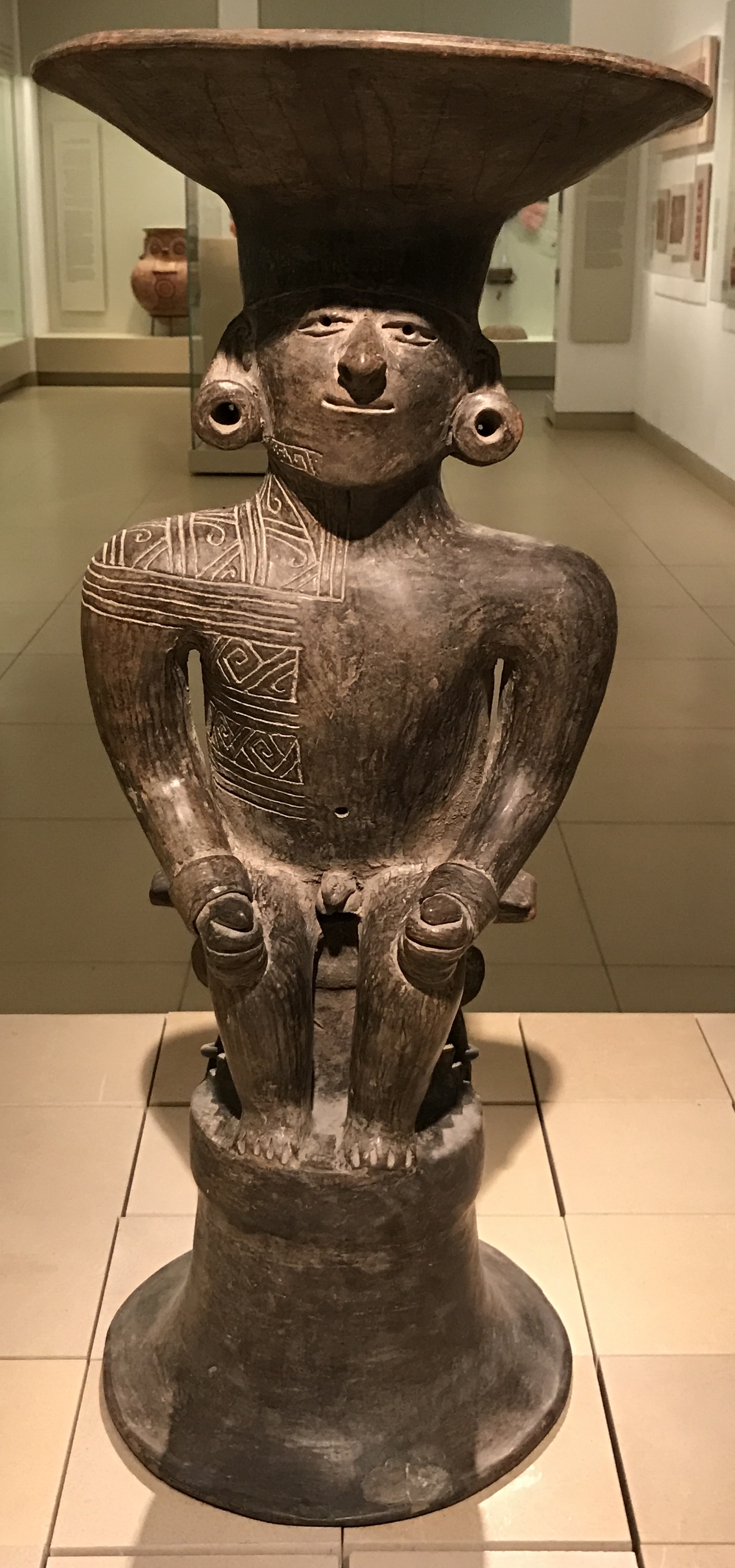 Figura de cerámica que representa a un gobernante manteño sentado en un asiento ceremonial