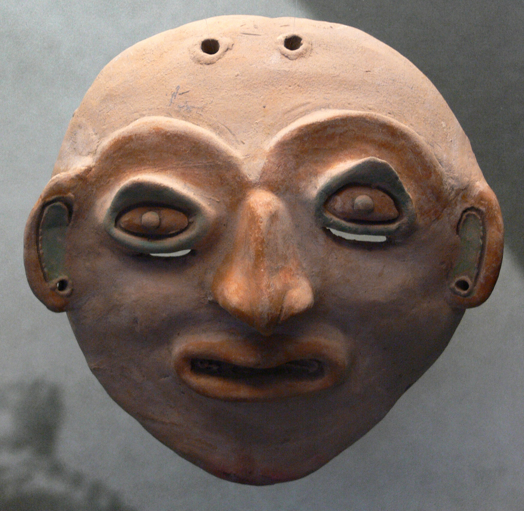 Máscara de cerámica de la cultura Jama-Coaque con rasgos faciales marcados