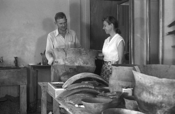 Betty J. Meggers y Clifford Evans estudiando cerámica Annai en el British Guiana Walter Roth Museum, 1953