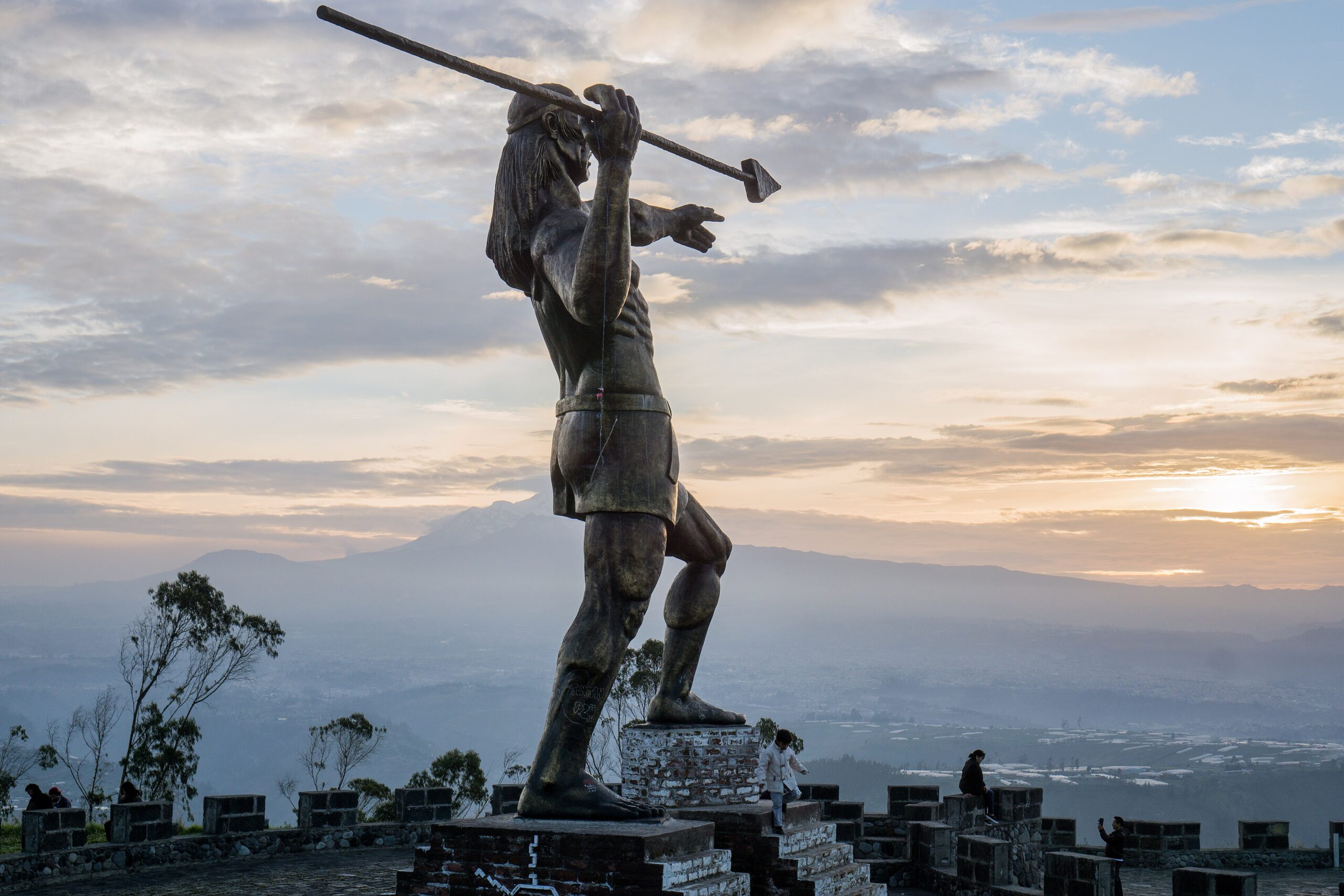 Monumento a Rumiñahui en la Plaza de la Resistencia, con el Chimborazo al fondo