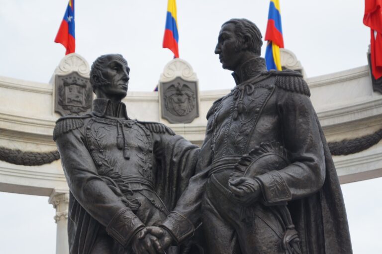 Detalle del hemiciclo de La Rotonda, en Guayaquil, que conmemora la entrevista entre Bolívar y San Martín