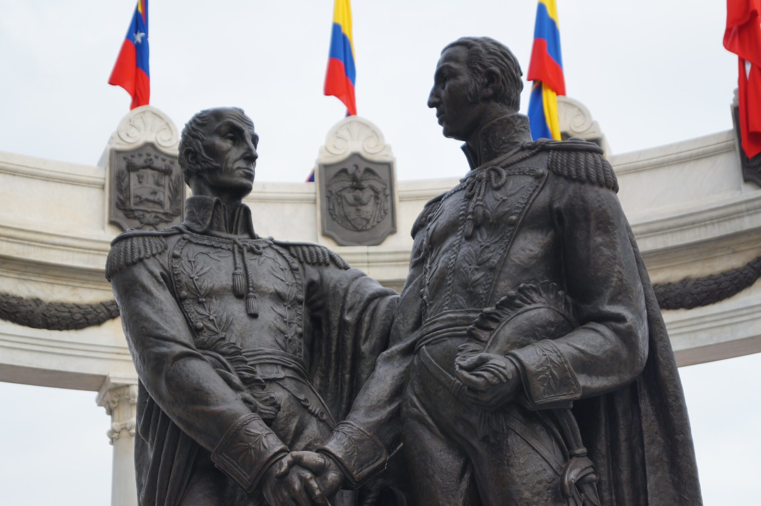 Detalle del hemiciclo de La Rotonda, en Guayaquil, que conmemora la entrevista entre Bolívar y San Martín