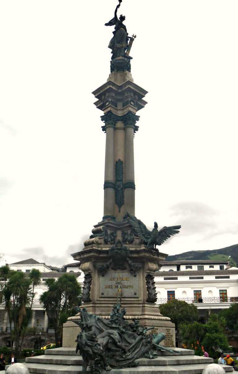 Columnata conmemorativa de los héroes del 10 de agosto de 1809 en la Plaza Grande de Quito