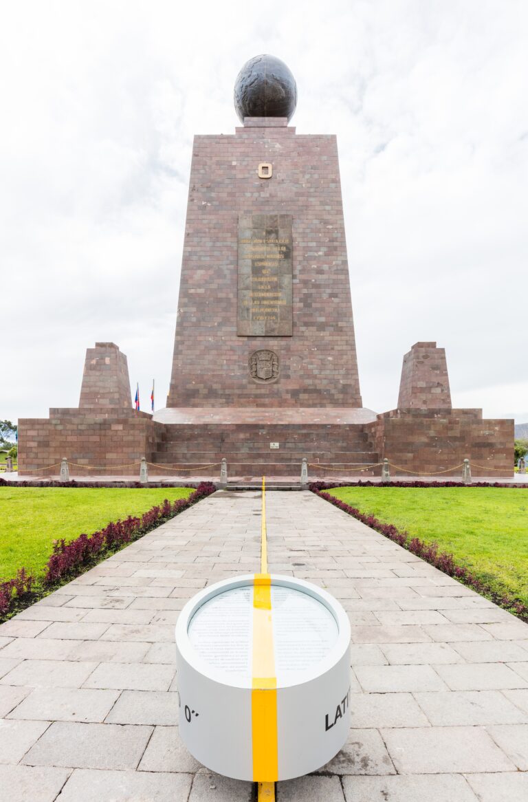 Monumento de la Mitad del Mundo, al norte de Quito, erigido en memoria de la Misión Geodésica Francesa