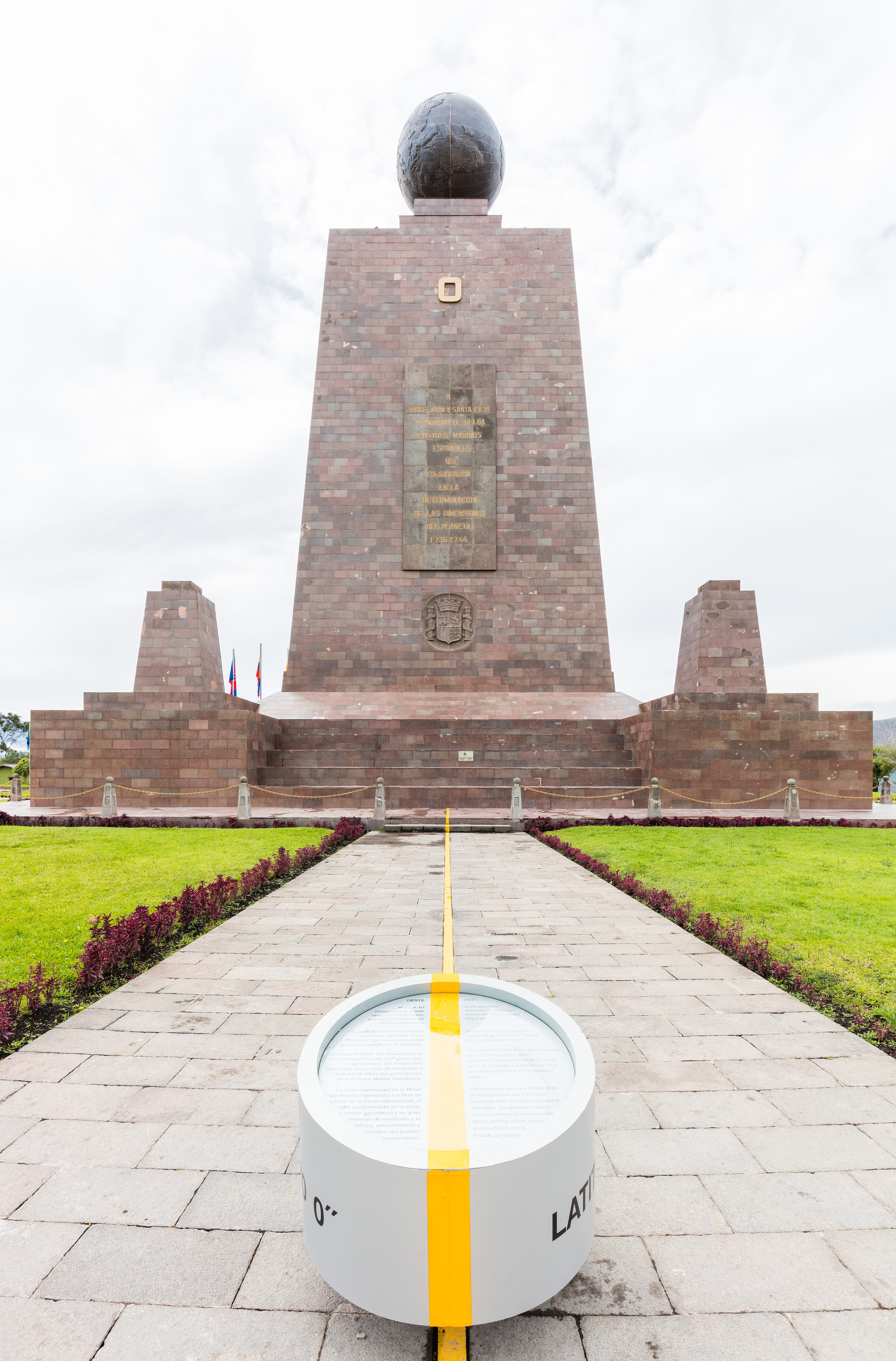 Monumento de la Mitad del Mundo, al norte de Quito, erigido en memoria de la Misión Geodésica Francesa