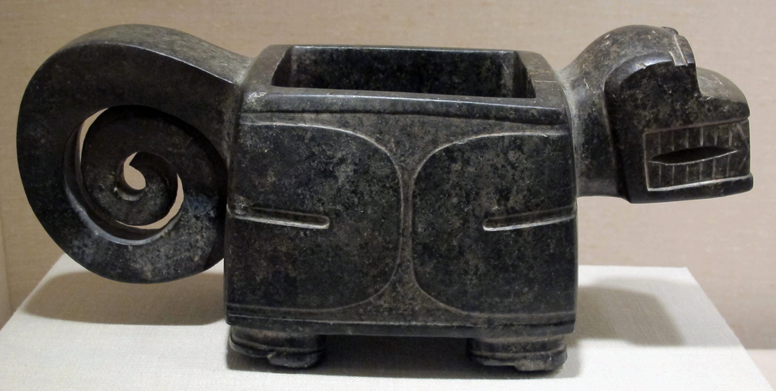 Mortero de diorita de la cultura Valdivia tallado en forma de mono, fechado hacia 2000-1800 a. C.