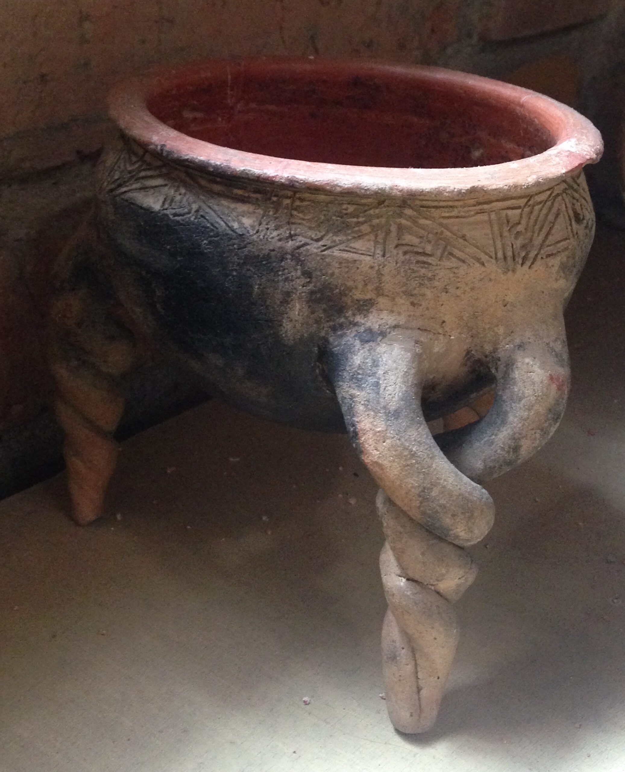 Olla de cerámica con soportes trípodes característica de la cultura Guangala