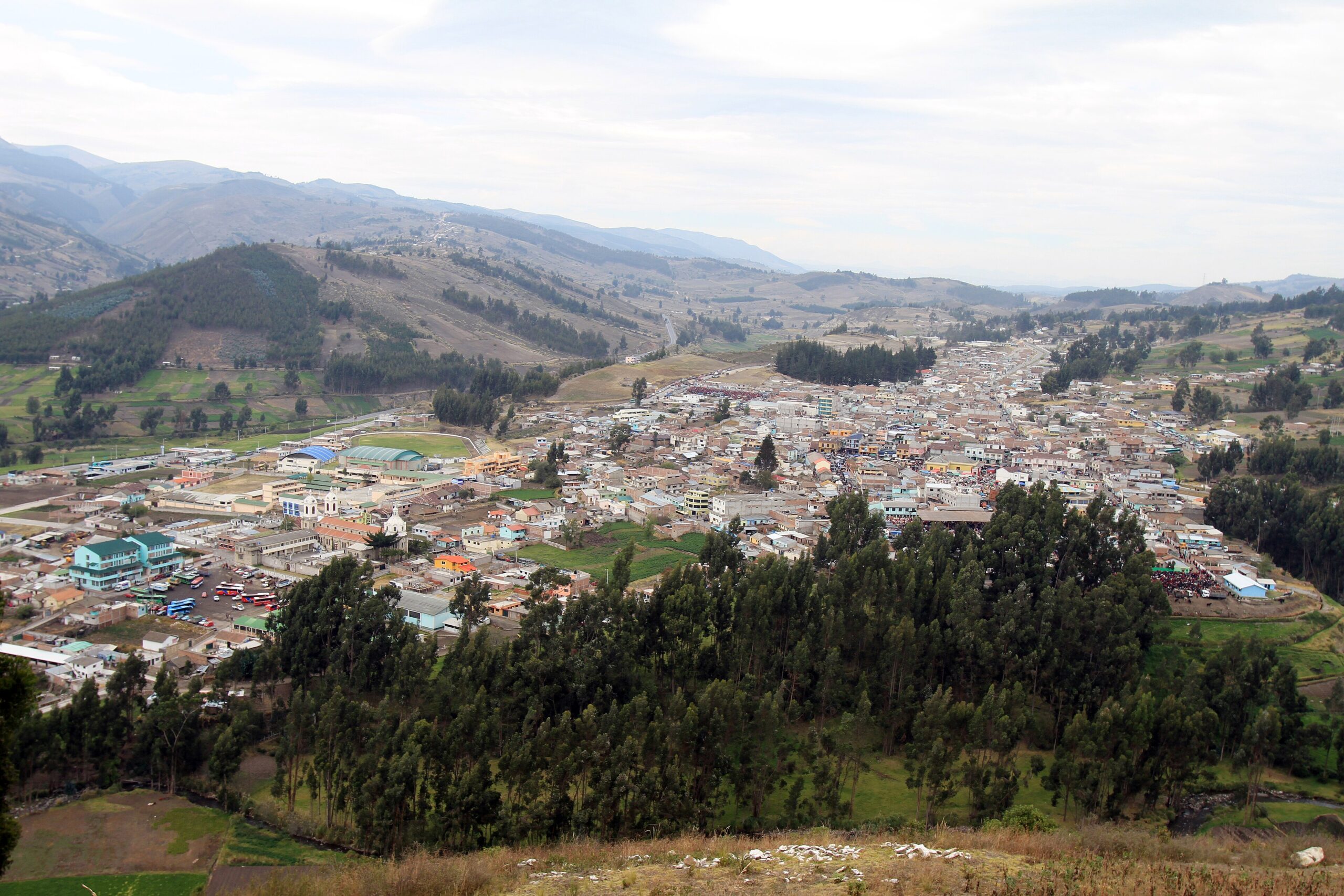 Vista panorámica de la zona de Guamote, en la provincia de Chimborazo, con campos de cultivo en ladera