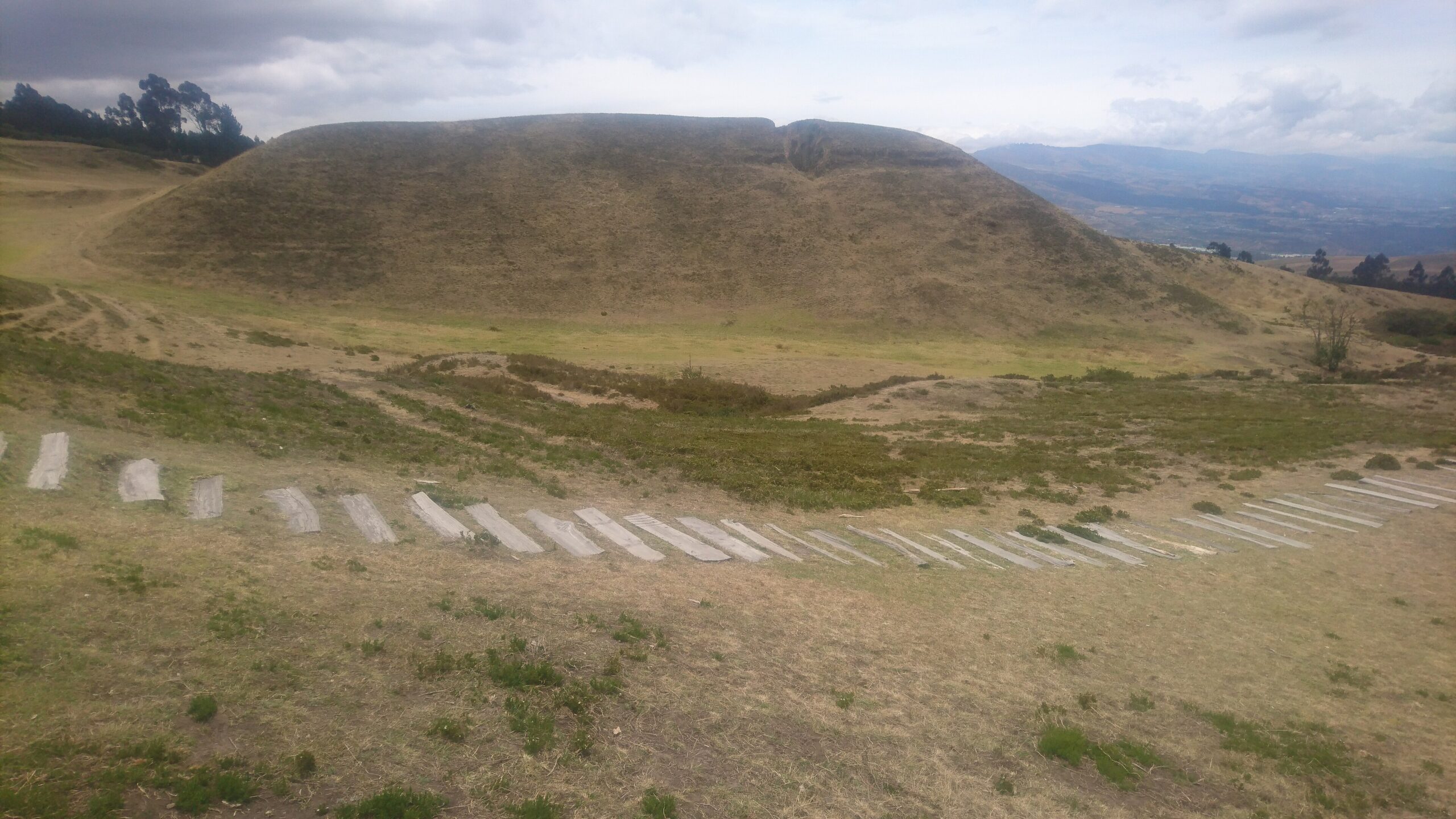 Pirámide truncada de tierra en el complejo arqueológico de Cochasquí, en la sierra norte del Ecuador