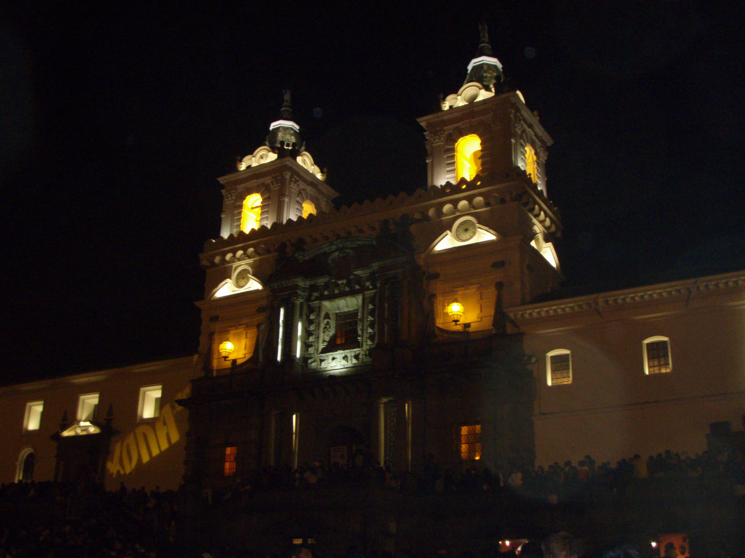 Plaza de San Francisco en el centro histórico de Quito, escenario del Quito colonial de la época de la Rebelión de los Estancos