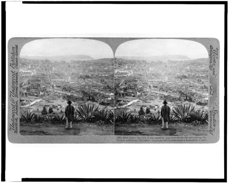 Vista de Quito desde una colina en 1907, un año antes de la llegada del ferrocarril a la ciudad