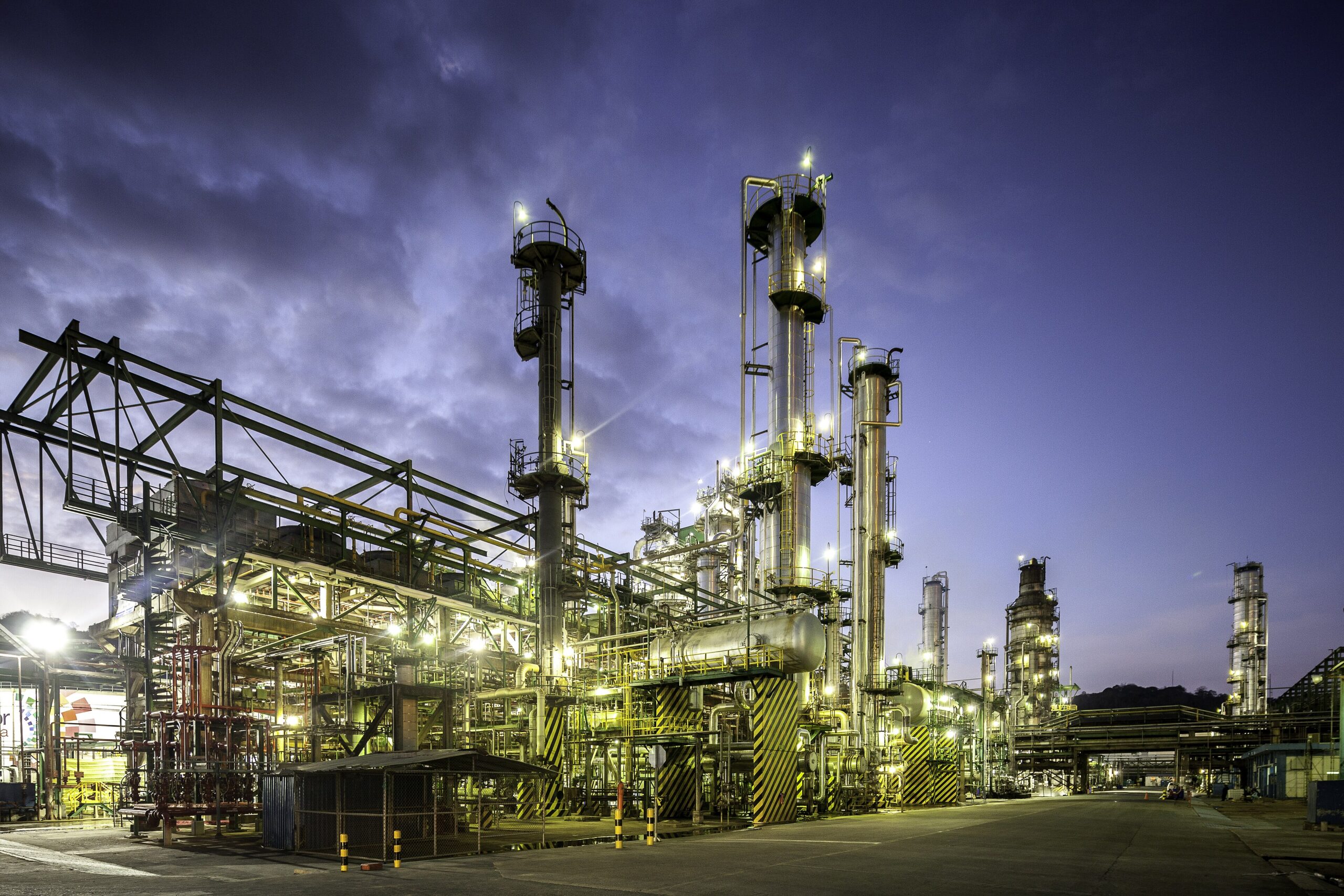 Vista nocturna de la refinería estatal de Esmeraldas, construida como parte de la política petrolera de los años setenta