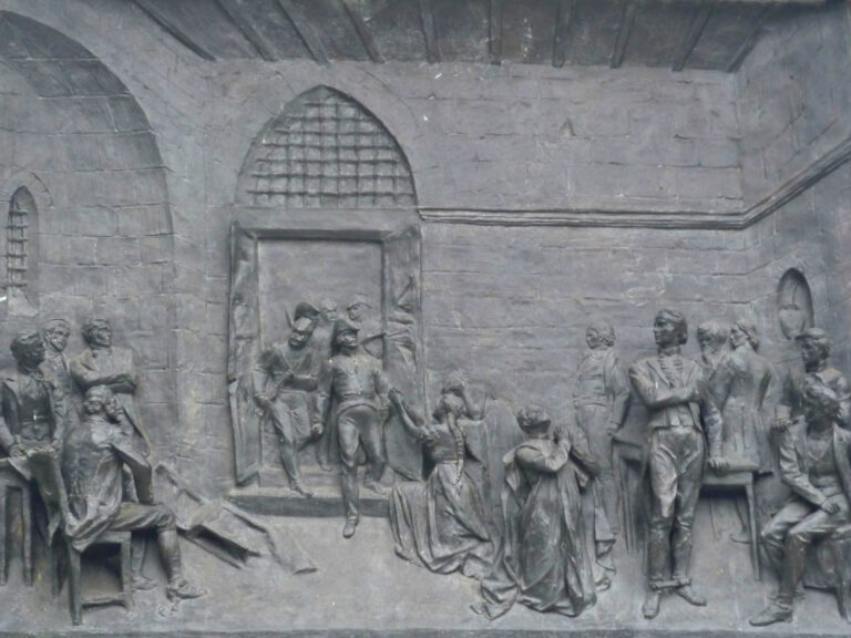 Detalle del relieve "2 de agosto de 1810" en el Monumento a los Héroes del 10 de Agosto de 1809, en Quito