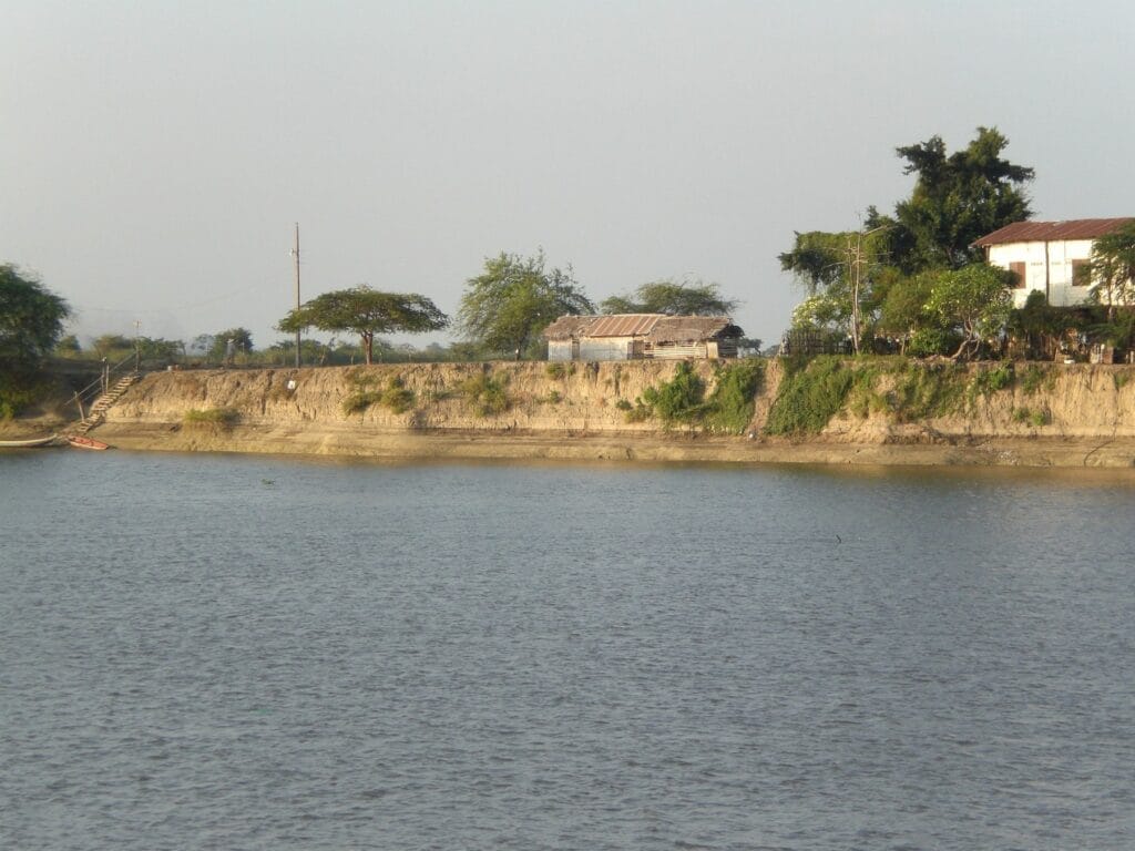 Paisaje fluvial del río Daule, cuenca del Guayas