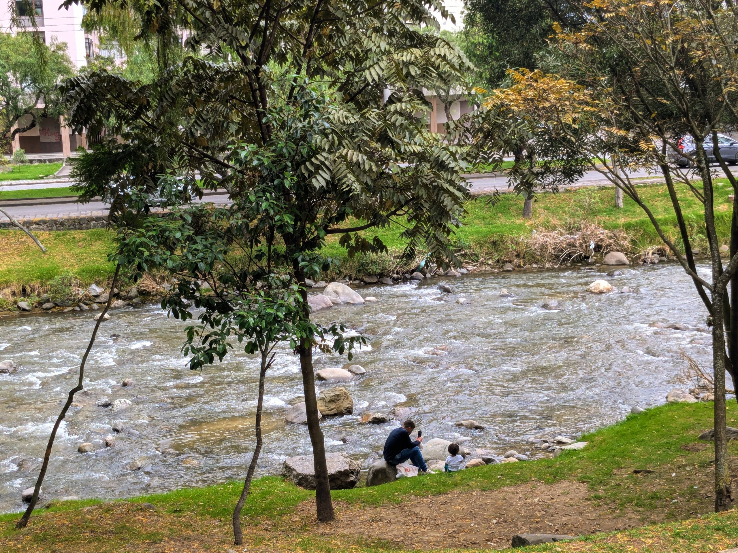El río Tomebamba visto desde el Paseo 3 de Noviembre, en Cuenca, llamado así en memoria de la fecha de la independencia de la ciudad