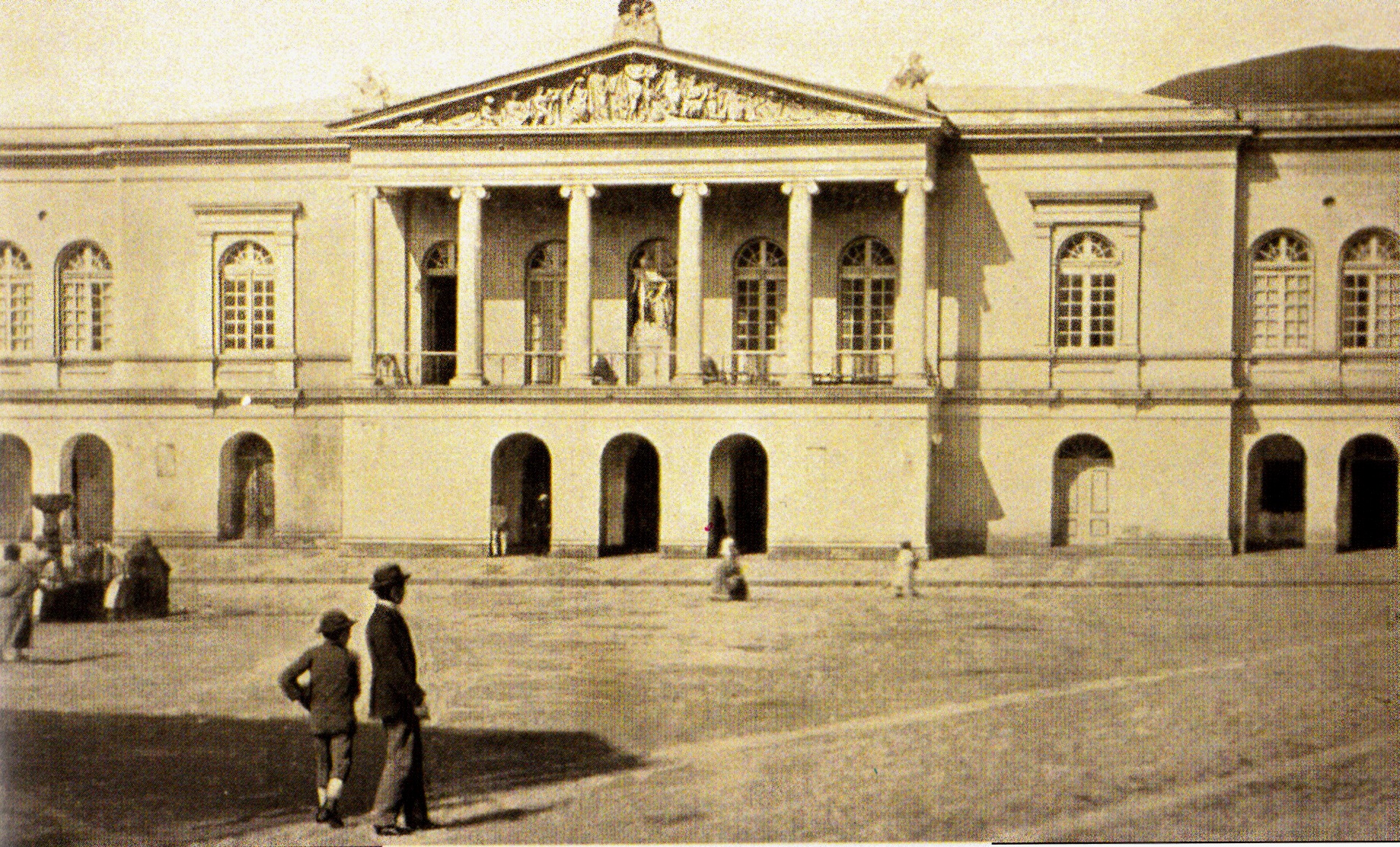 Fachada del Teatro Nacional Sucre en Quito fotografiada a finales del siglo XIX